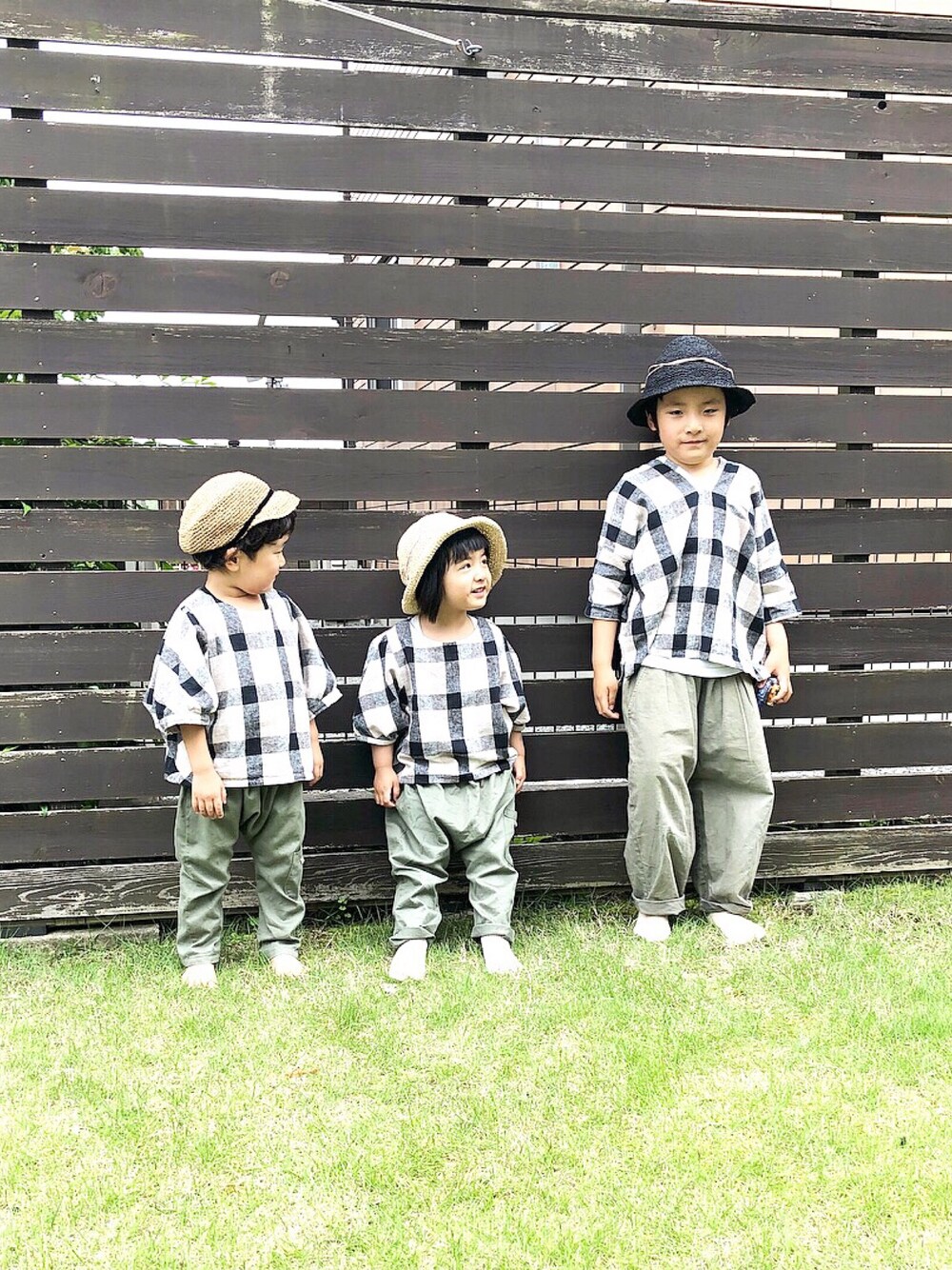 「takk_、ハンドメイド、リネン、カーキパンツ、handmade」｜「Handmadeのアイテム（シャツ/ブラウス、ベージュ系）」を使った、@bunbunさん（キッズ・120cm）の夏コーディネートの1枚目の写真