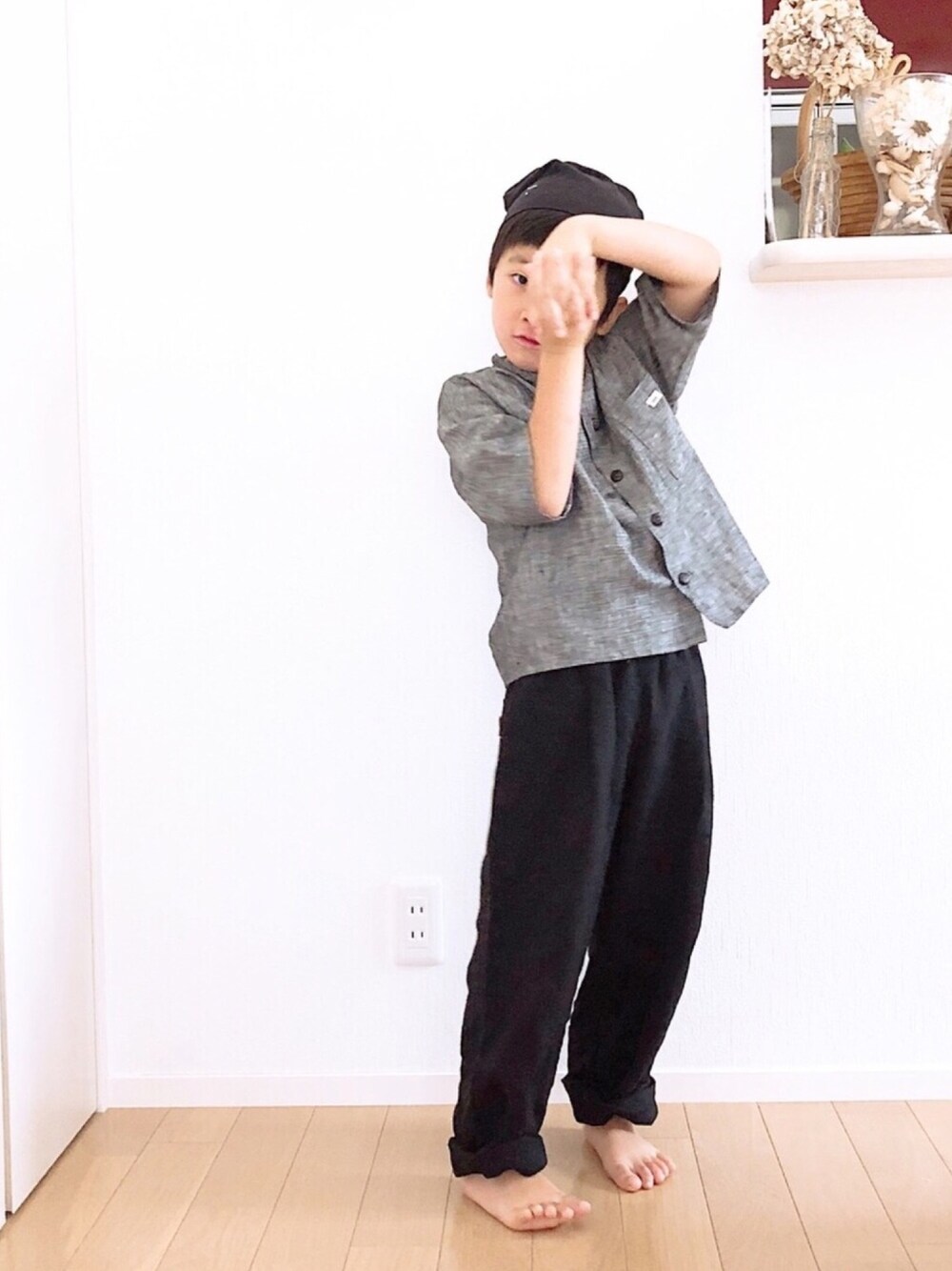 「秋服準備はじめました、takk_、ハンドメイド、handmade、リネンシャツ、スタンドカラー、ビーニー、モノトーン」｜「Handmadeのアイテム（シャツ/ブラウス、グレー系）」を使った、@bunbunさん（キッズ・120cm）の秋コーディネートの1枚目の写真