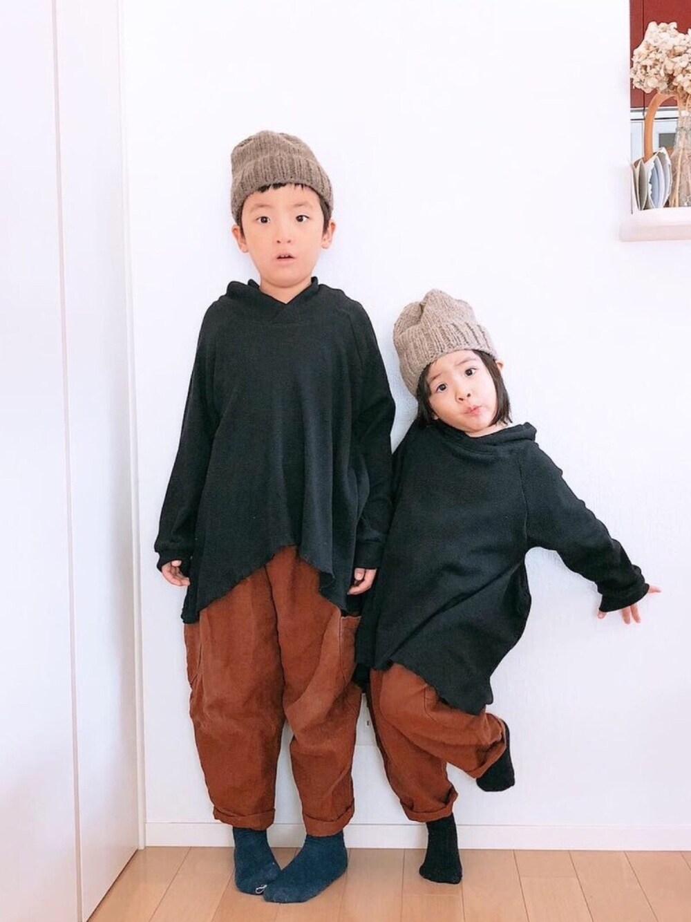 「takk_、handmade、ハンドメイド、momonga、秋のコーデ、ブラック×ブラウン、シンプルおしゃれが好き、ゆるニット」｜「Handmadeのアイテム（ニット/セーター、ブラック系）」を使った、@bunbunさん（キッズ・120cm）の秋コーディネートの1枚目の写真