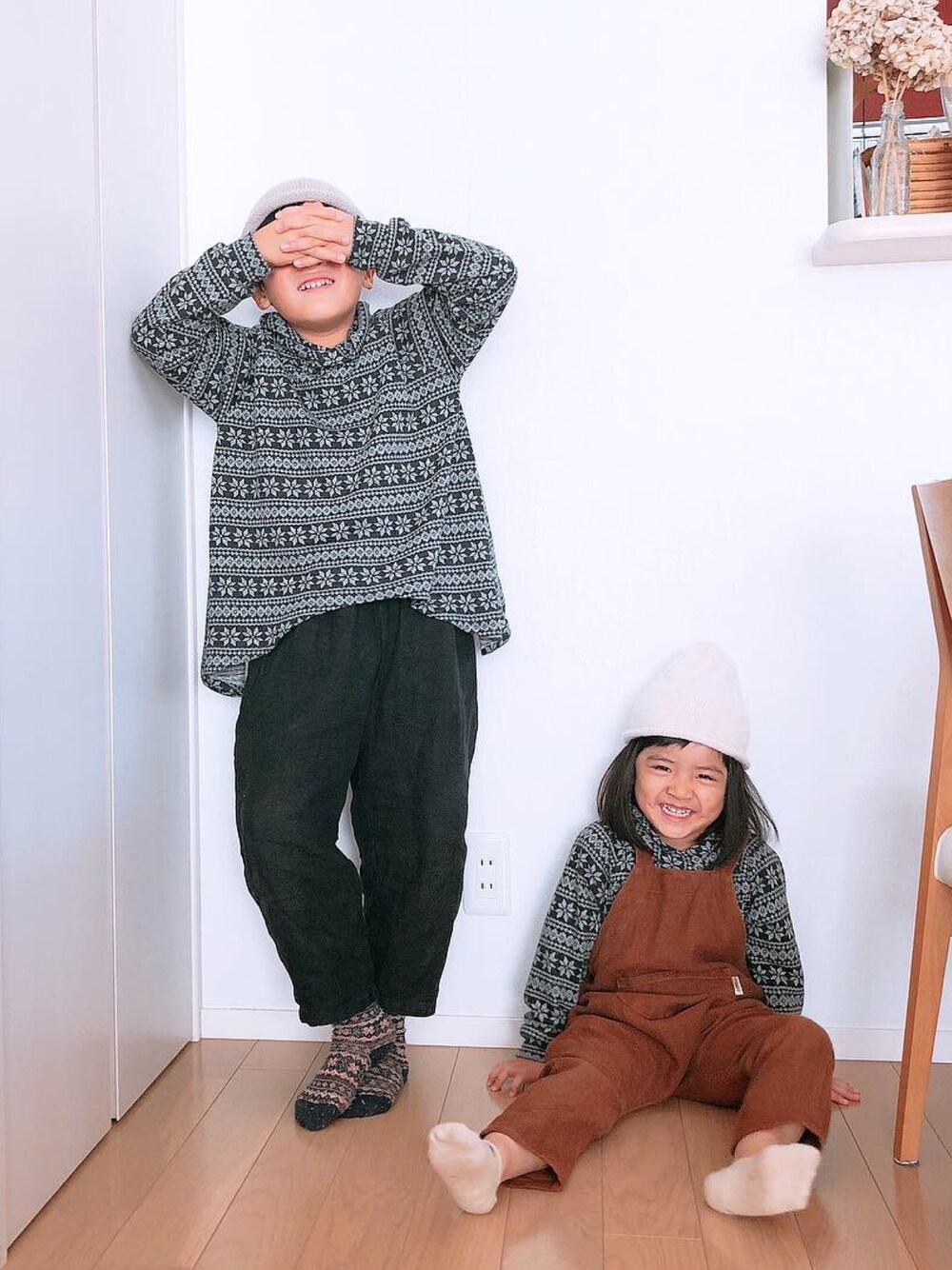 「takk_、handmade、momonga、ニットキャップ、サロペット、ジャガードニット」｜「Handmadeのアイテム（ニット/セーター、ブラック系）」を使った、@bunbunさん（キッズ・120cm）の秋コーディネートの1枚目の写真