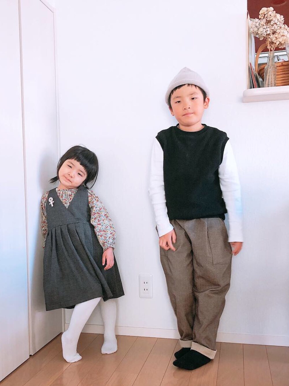 「takk_、handmade、ハンドメイド、カシュクール、ニットベスト、トンガリ帽子、白タイツ」｜「Handmadeのカシュクールワンピース（ワンピース、グレー系）」を使った、@bunbunさん（キッズ・120cm）の秋コーディネートの1枚目の写真