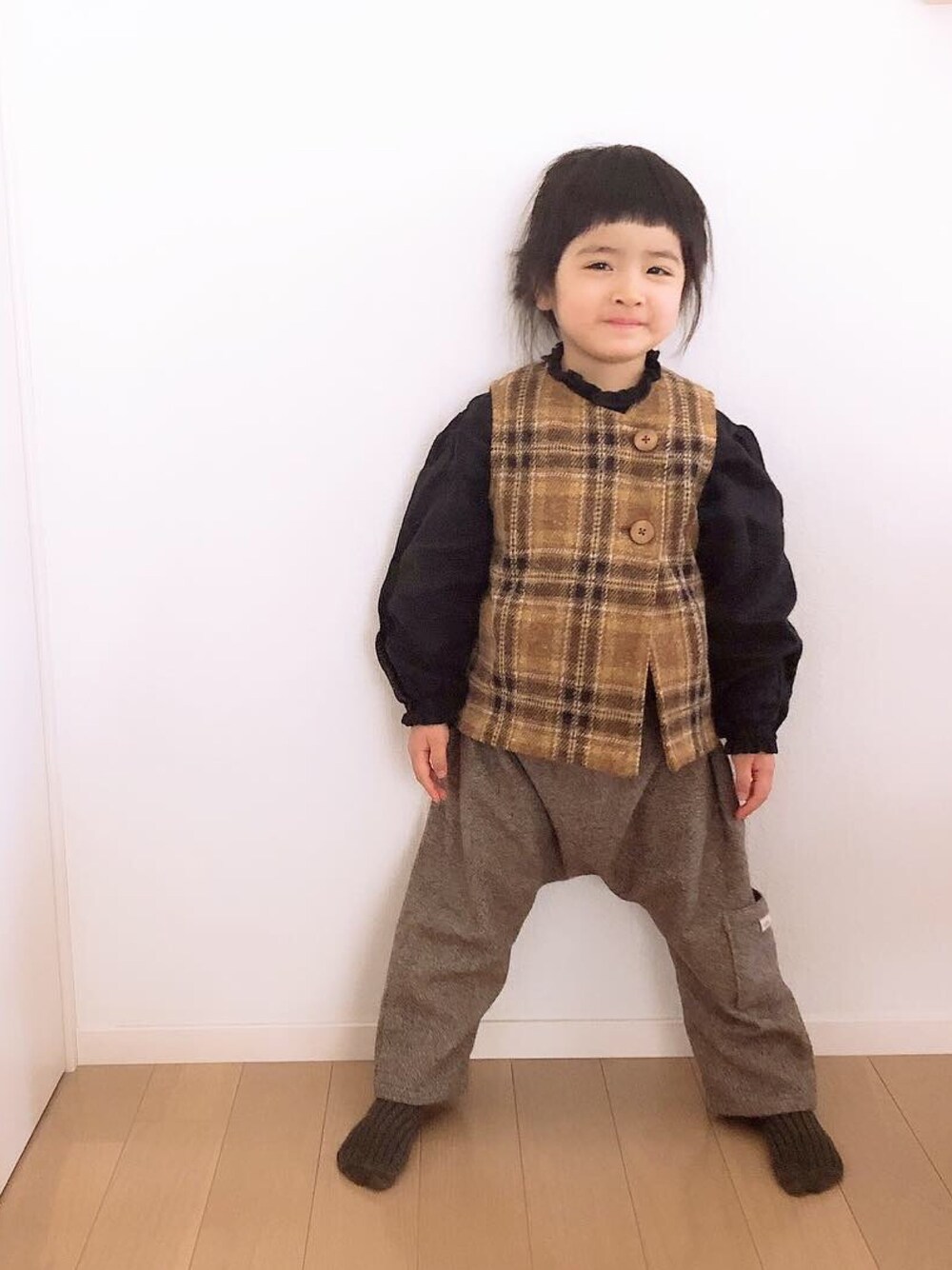 「takk_、handmade、ハンドメイド、ベスト、ツイードパンツ、レトロ」｜「Handmadeのアイテム（ベスト、ベージュ系）」を使った、@bunbunさん（キッズ・120cm）の冬コーディネートの1枚目の写真