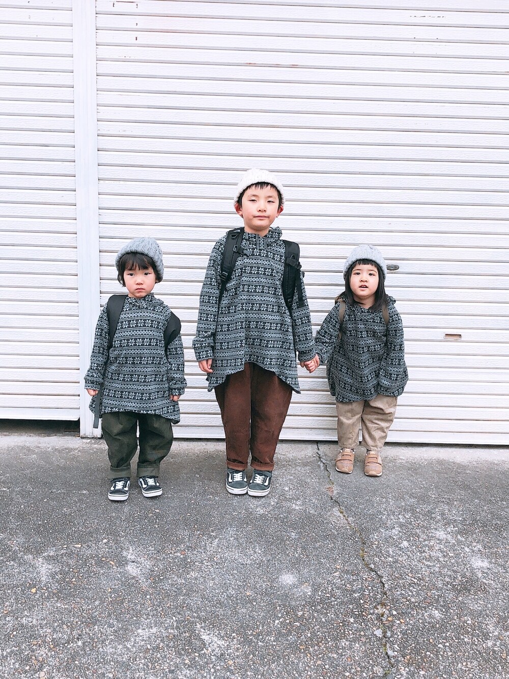 「takk_、handmade、ハンドメイド、リュック、コーデュロイパンツ、momonga」｜「Handmadeのアイテム（ニット/セーター、ブラック系）」を使った、@bunbunさん（キッズ・127cm）の冬コーディネートの1枚目の写真