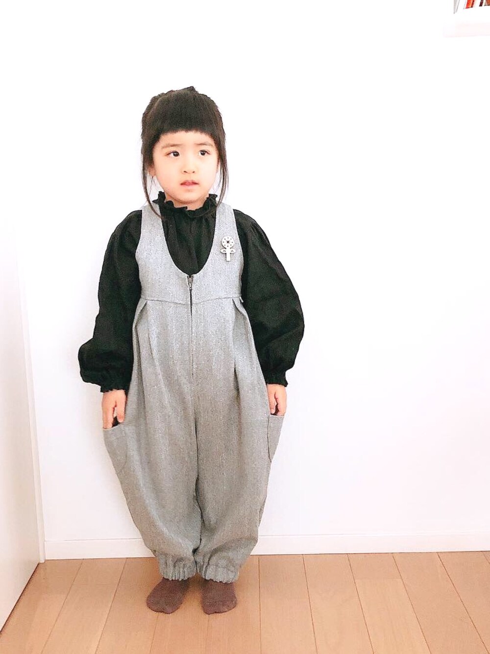 「takk_、handmade、ハンドメイド、サロペット、ブローチ」｜「Handmadeのアイテム（サロペット/オーバーオール、グレー系）」を使った、@bunbunさん（キッズ・127cm）の冬コーディネートの1枚目の写真