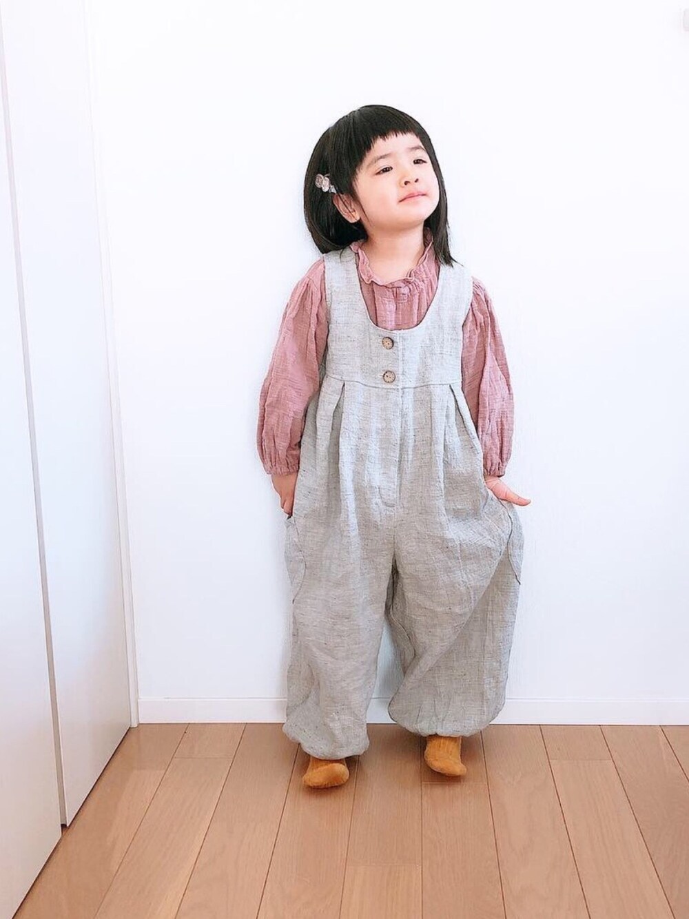 「takk_、サロペット、リネン、handmade、ハンドメイド、春コーデ」｜「Handmadeのアイテム（サロペット/オーバーオール、グレー系）」を使った、@bunbunさん（キッズ・127cm）の冬コーディネートの1枚目の写真