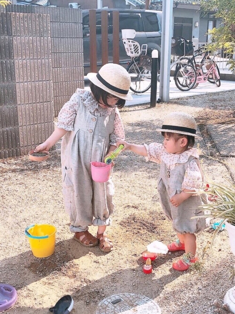 「takk_、handmade、ハンドメイド、サロペット、フリルブラウス、リネン、リンクコーデ、ベージュコーデ」｜「Handmadeのアイテム（サロペット/オーバーオール、グレー系）」を使った、@bunbunさん（キッズ・110cm）の春コーディネートの1枚目の写真