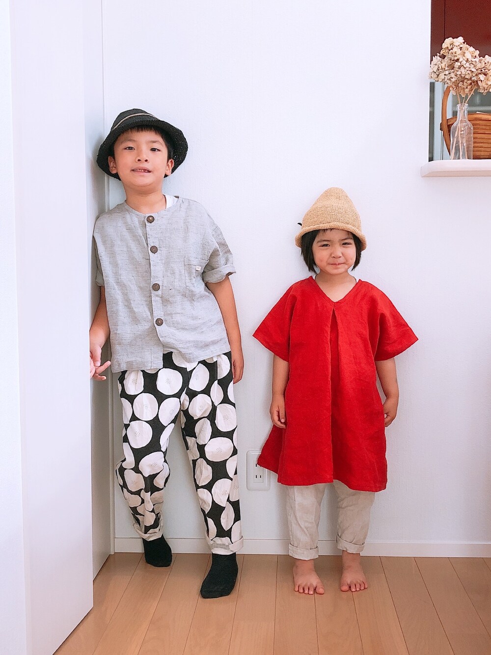 「takk_、handmade、赤いワンピース、リネン、トモタケ、ノーカラーシャツ、トンガリ帽子」｜「Handmadeのアイテム（シャツ/ブラウス、グレー系）」を使った、@bunbunさん（キッズ・127cm）の夏コーディネートの1枚目の写真