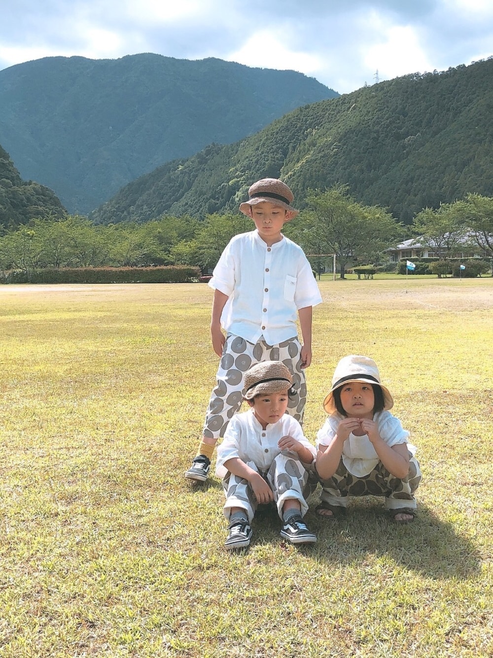 「キャンプスタイル、takk_、handmade、リネンシャツ、リネン、トモタケ、むぎわら帽子、白シャツ」｜「Handmadeのアイテム（シャツ/ブラウス、ホワイト系）」を使った、@bunbunさん（キッズ・127cm）の夏コーディネートの1枚目の写真
