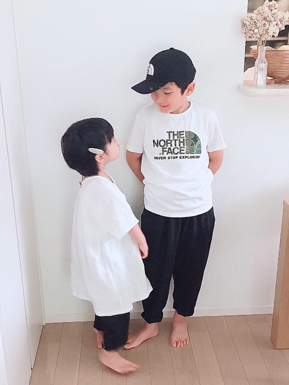「takk_、handmade、キャップ、THE NORTH FACE、ロゴT、モノクロコーデ、白Tシャツ、白ワンピース、リネン、アウトドアスタイル」｜「THE NORTH FACEのアイテム（Tシャツ/カットソー、ホワイト系）」を使った、@bunbunさん（キッズ・127cm）の夏コーディネートの1枚目の写真