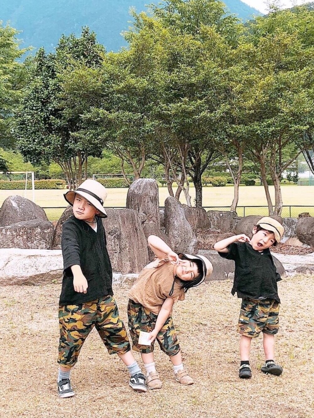 「takk_、handmade、シンプルコーデ、キャンプコーデ、ミリタリー、迷彩、ハーフパンツ、リネン、THE NORTH FACE、アウトドアスタイル」｜「Handmadeのアイテム（シャツ/ブラウス、ブラック系）」を使った、@bunbunさん（キッズ・127cm）の夏コーディネートの1枚目の写真
