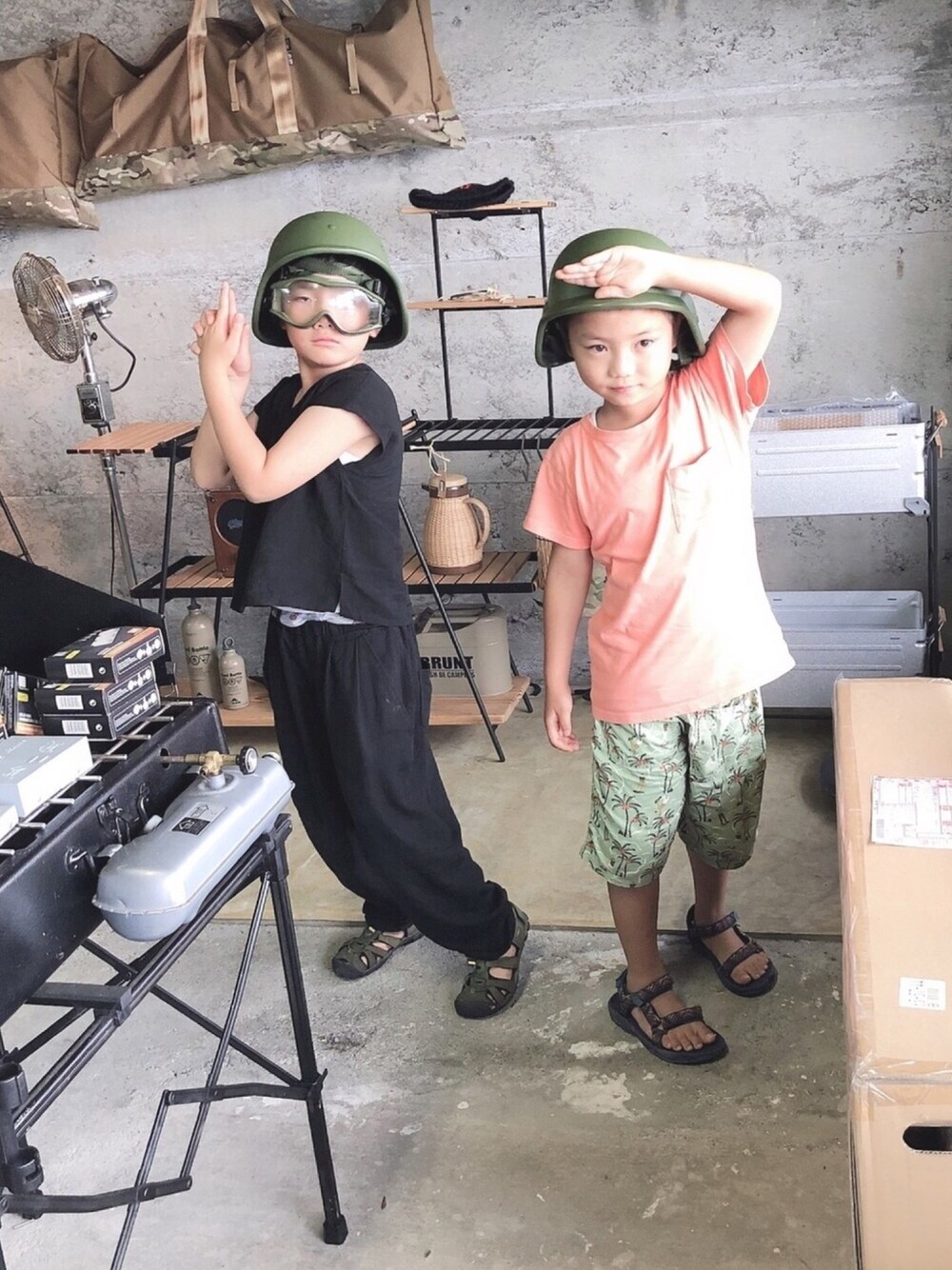 「takk_、セットアップ、リネン、handmade、オールブラック、スポーツサンダル、keen、アウトドアスタイル」｜「Handmadeのアイテム（トップス、ブラック系）」を使った、@bunbunさん（キッズ・127cm）の夏コーディネートの1枚目の写真