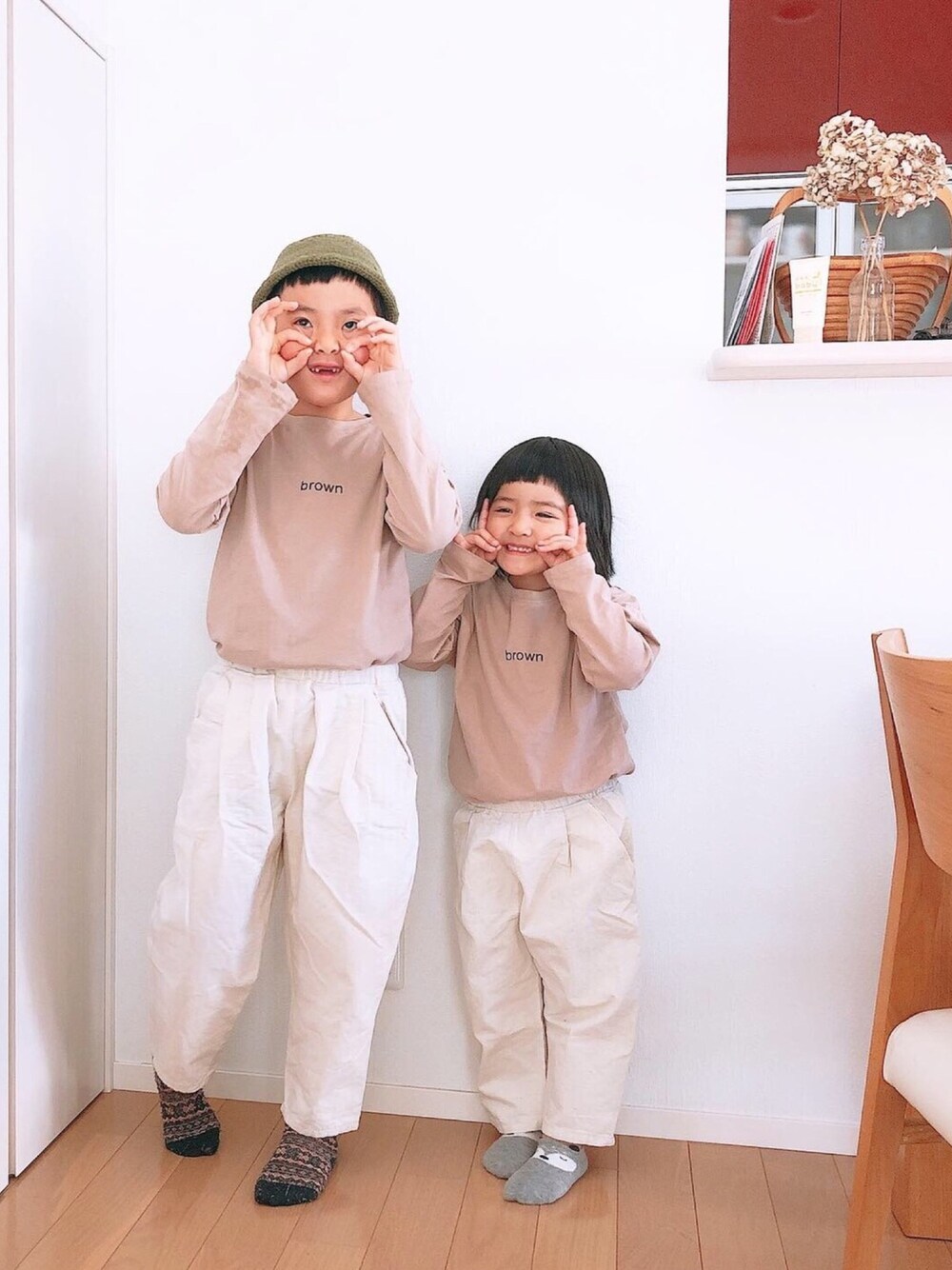 「ホワイトパンツ、ベージュコーデ、シンプルコーデ、handmade、おそろいコーデ、秋のカフェオレコーデ」｜「Handmadeのアイテム（その他パンツ、ホワイト系）」を使った、@bunbunさん（キッズ・127cm）の春コーディネートの1枚目の写真