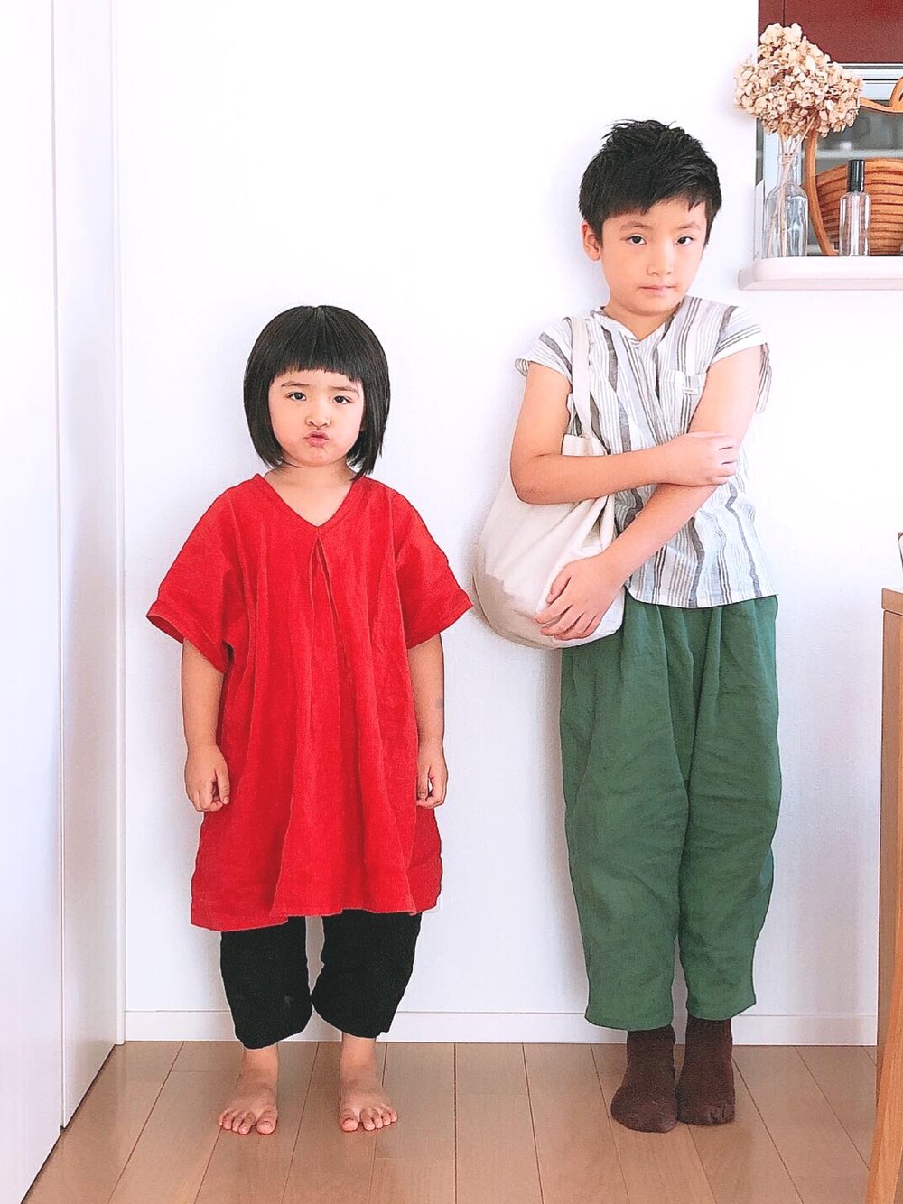 「ストライプシャツ、赤いワンピース、リネン、グリーン、ハンドメイド、handmade、トートバッグ」｜「Handmadeのアイテム（ワンピース、レッド系）」を使った、@bunbunさん（キッズ・127cm）の秋コーディネートの1枚目の写真