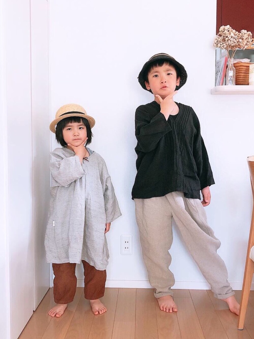 「takk_、handmade、リネン、ハンドメイド、ナチュラルコーデ、麦わら帽子、ベージュパンツ」｜「Handmadeのアイテム（ワンピース、グレー系）」を使った、@bunbunさん（キッズ・127cm）の春コーディネートの1枚目の写真