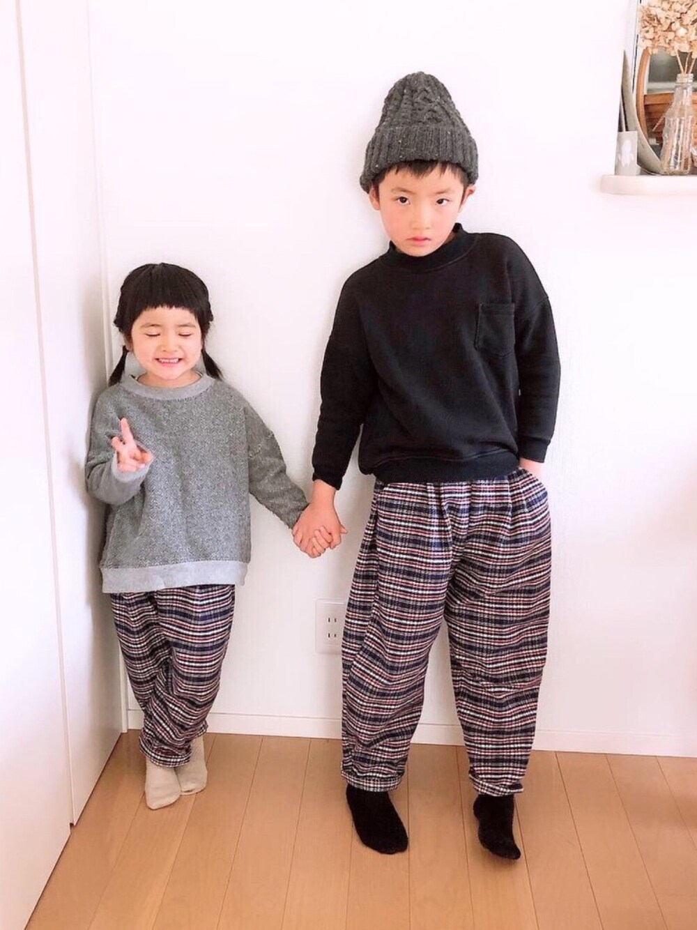 「takk_、handmade、チェックパンツ、おそろいコーデ、リンクコーデ、タートルネック、チェック柄に恋してる」｜「Handmadeのアイテム（スウェット、ブラック系）」を使った、@bunbunさん（キッズ・127cm）の冬コーディネートの1枚目の写真