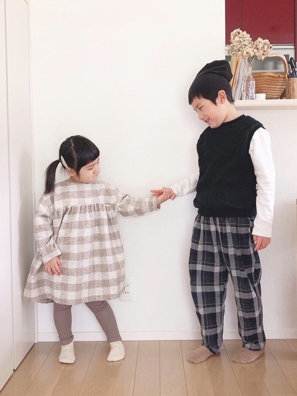 「takk_、handmade、チェックパンツ、ビーニー、ニットベスト、チェックワンピース、チェック柄に恋してる」｜「Handmadeのアイテム（ワンピース、ベージュ系）」を使った、@bunbunさん（キッズ・127cm）の春コーディネートの1枚目の写真