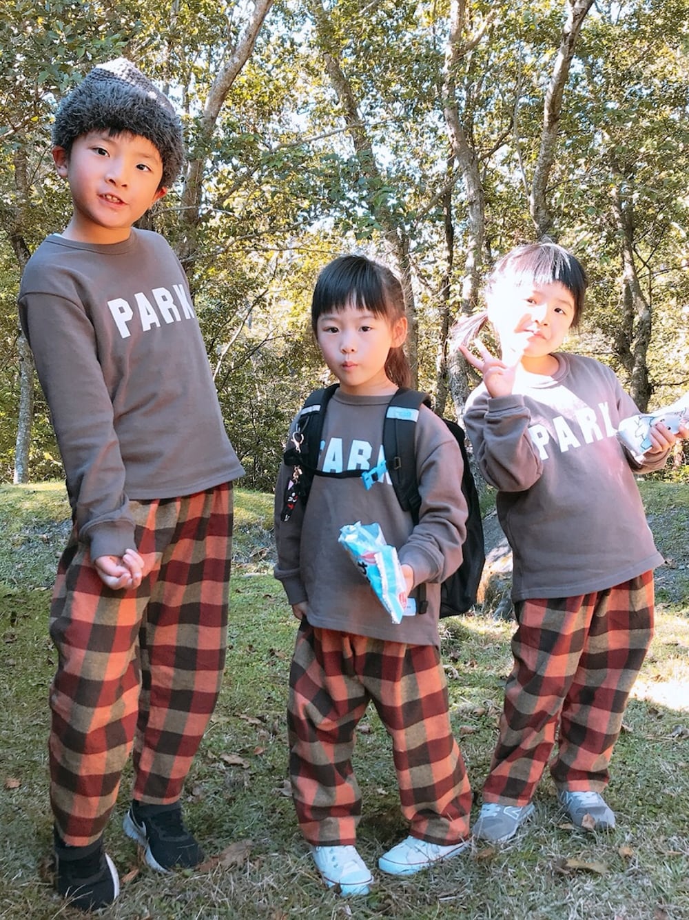 「handmade、ロゴスウェット、オレンジ、チェックパンツ、秋コーデ、ニット帽、キャンプスタイル」｜「tototoandのアイテム（スウェット、グレー系）」を使った、@bunbunさん（キッズ・127cm）の秋コーディネートの1枚目の写真