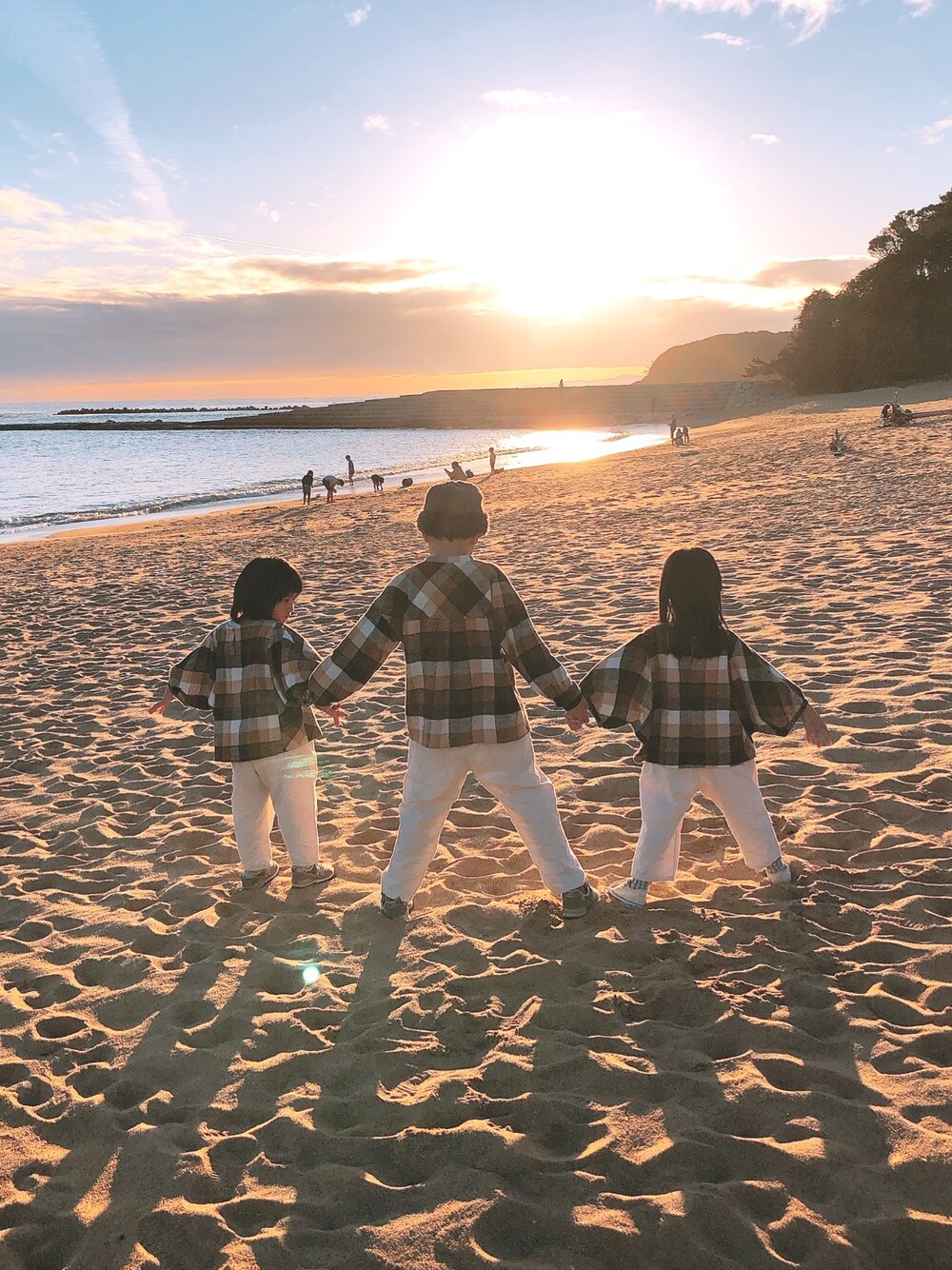 「秋冬コーデ、handmade、チェックシャツ、ニット帽、ホワイトパンツ、takk_」｜「Handmadeのアイテム（シャツ/ブラウス、ブラウン系）」を使った、@bunbunさん（キッズ・127cm）の冬コーディネートの1枚目の写真