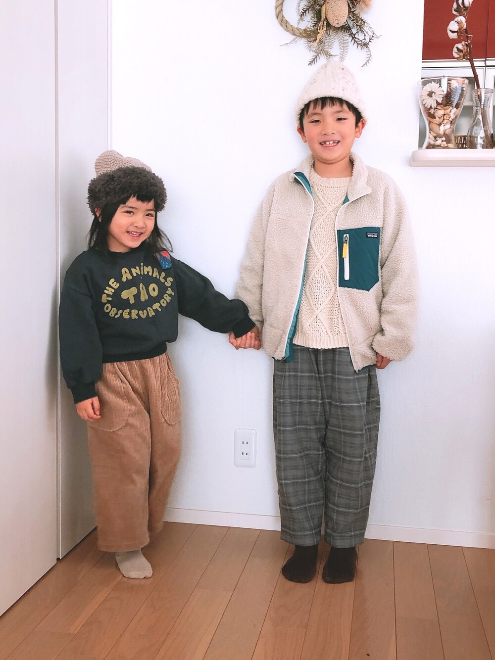 「handmade、コーデュロイパンツ、チェックパンツ、レトロX、patagonia、ロゴスウェット、ニット帽」｜「Handmadeのアイテム（パンツ、ピンク系）」を使った、@bunbunさん（キッズ・132cm）の冬コーディネートの1枚目の写真