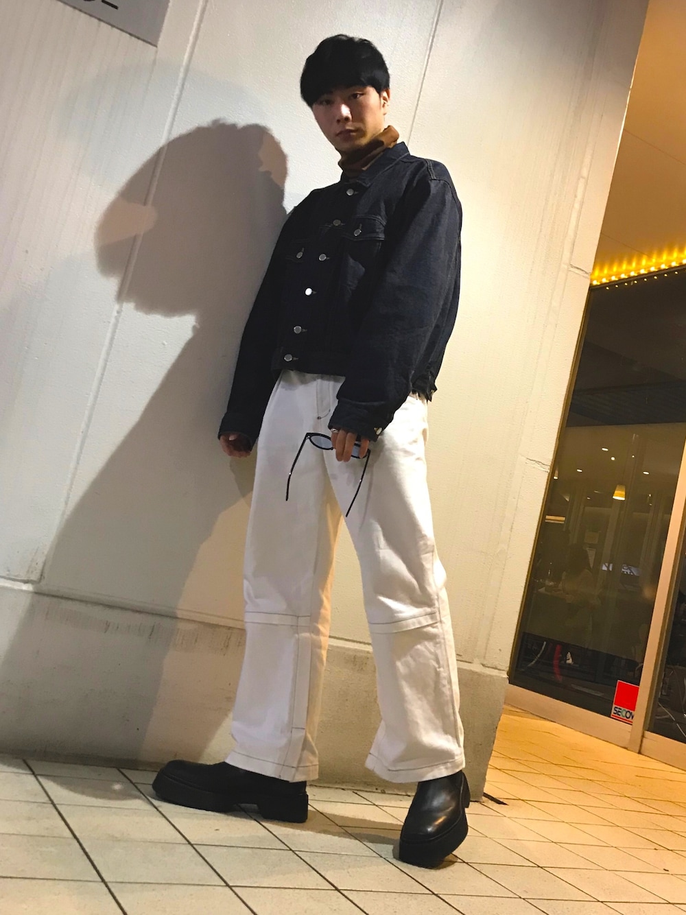「シンプル、オトナカジュアル、デニムジャケット、東京、モード、ワイドパンツ、ストリート、モードストリート、JOHN LAWRENCE SULLIVAN、mode」｜「JOHN LAWRENCE SULLIVANのアイテム（デニムジャケット、ブルー系）」を使った、Rikuさん（メンズ・177cm）の春コーディネートの1枚目の写真
