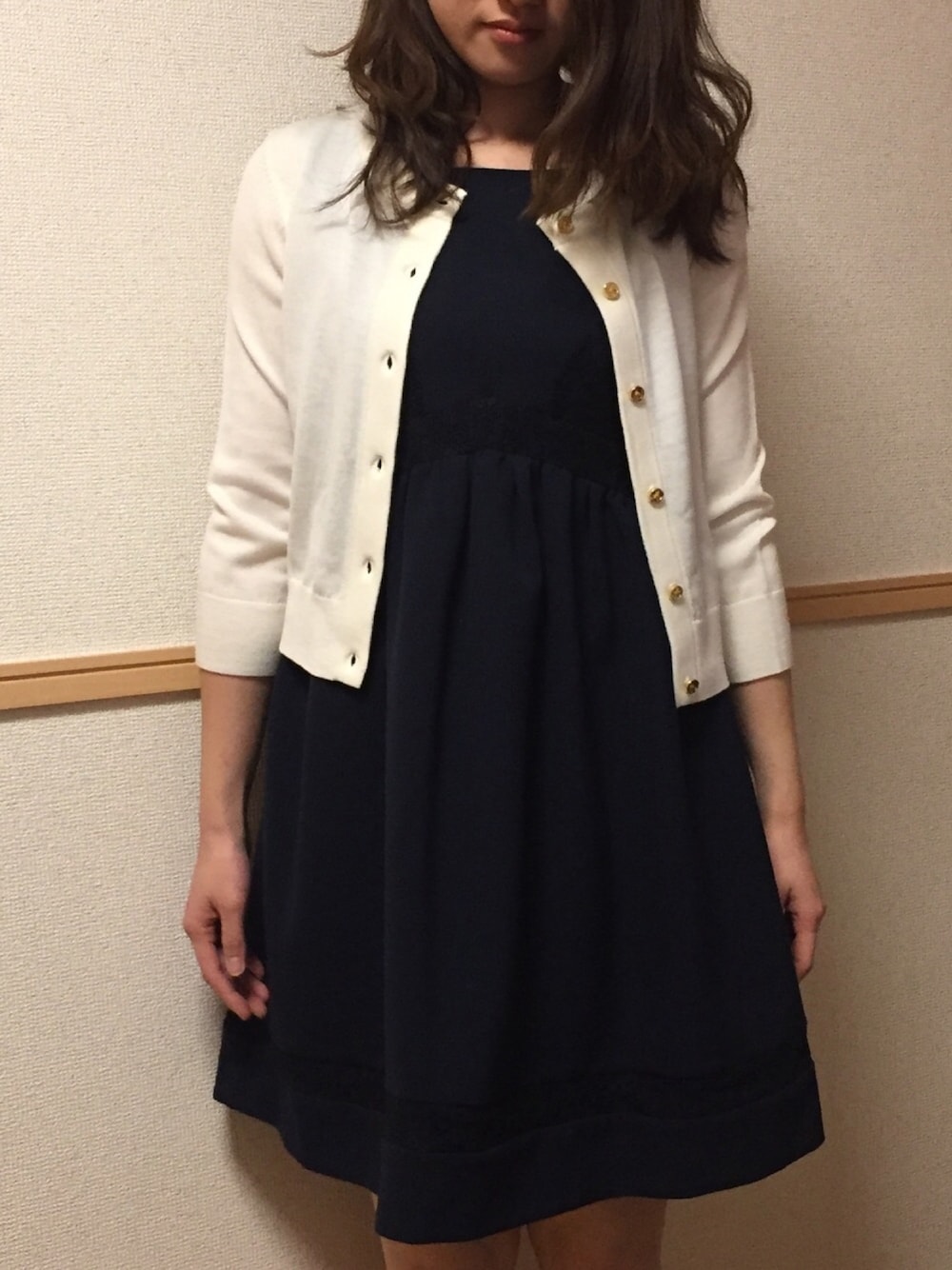 「顔合わせ、きれいめカジュアル、キレイめ、結納、ご挨拶、ワンピース、Kate Spade、白カーディガン」｜「MERCURYDUOのスカラレース切替F&F ワンピース（ワンピース、ブルー系）」を使った、Mai さん（レディース・159cm）の冬コーディネートの1枚目の写真