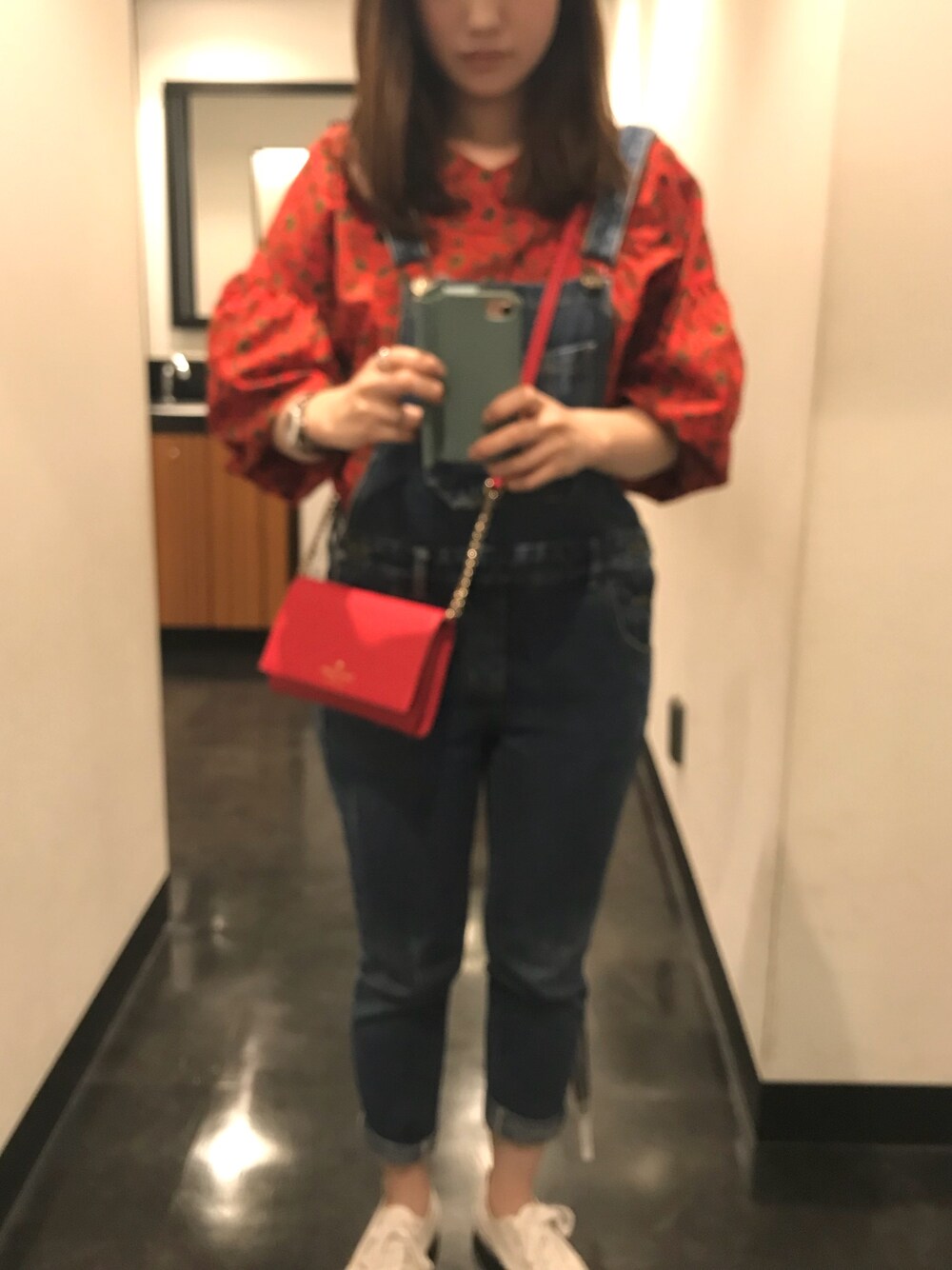 「赤」｜「CONVERSEの【CONVERSE】JACK PURCELL（スニーカー、ホワイト系）」を使った、Mai さん（レディース・159cm）の春コーディネートの1枚目の写真