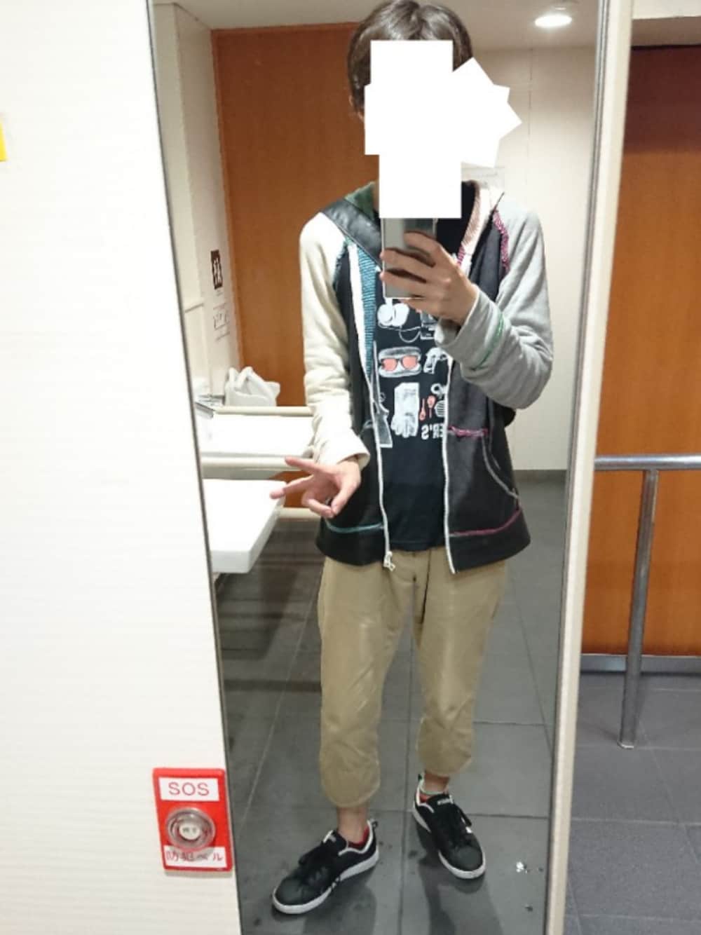 「おしゃれさんと繋がりたい、今日のコーデ、八分丈パンツ、ベージュパンツ、黒スニーカー、パーカー」｜「しまむらのアイテム（パーカー、その他）」を使った、Yasushiさん（メンズ・176cm）の夏コーディネートの1枚目の写真