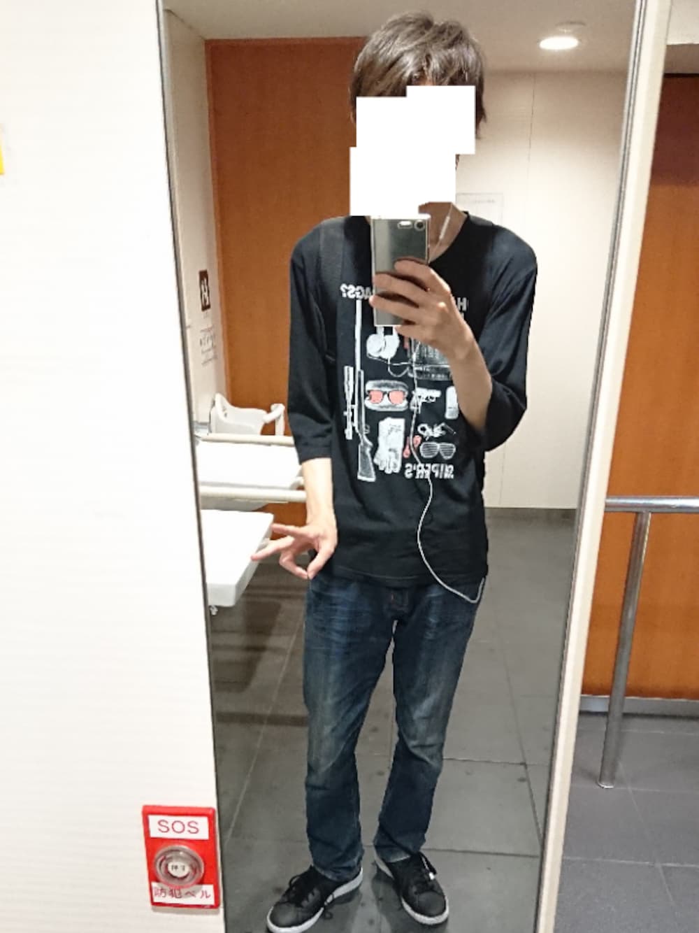 「今日のコーデ、シンプルコーデ、七分袖、アディダス、adidas、黒ティーシャツ、デニムパンツ、夏」｜「楽天のアイテム（デニムパンツ、ブルー系）」を使った、Yasushiさん（メンズ・176cm）の夏コーディネートの1枚目の写真
