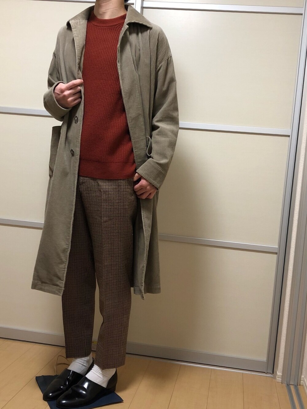 「秋冬コーデ、コーデュロイ、チェックパンツ、Steven Alan、URBAN RESEARCH DOORS、スティーブンアラン、アーバン リサーチ ドアーズ(URBAN RESEARCH DOORS)、オーバーコート、HARUTA、シンプルコーデ」｜「URBAN RESEARCH DOORSのコーデュロイオーバーコート（その他アウター、ベージュ系）」を使った、tさん（メンズ・179cm）の秋コーディネートの1枚目の写真