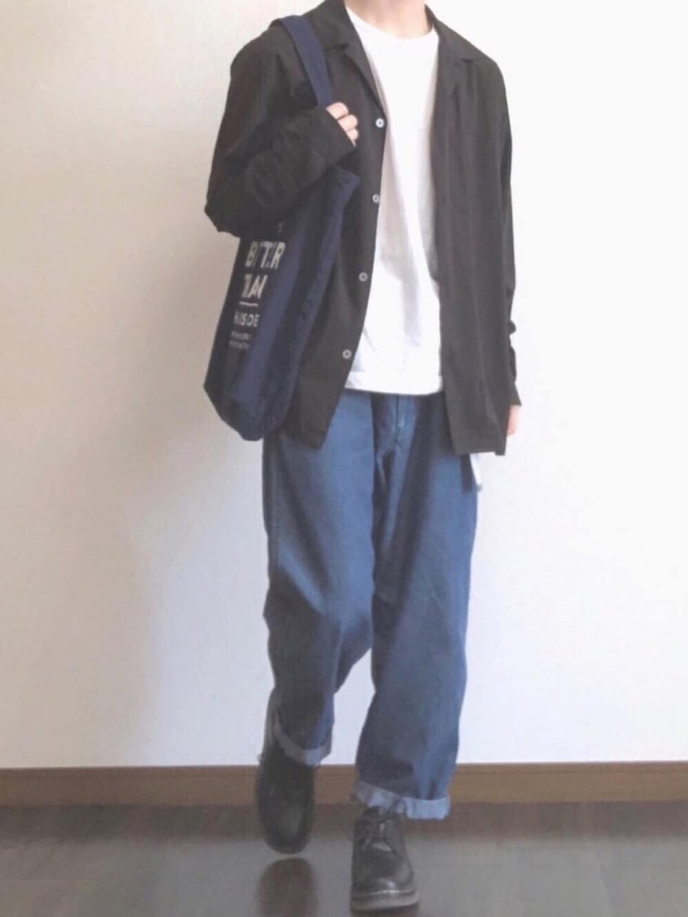 「白Tシャツ、トートバッグ、デニムワイドパンツ、ガチャベルト、GU、カジュアルコーデ、お洒落さんとつながりたい、プチプラ、低身長、オープンカラーシャツ」｜「NANO universeのテンセル開襟シャツ　ＬＳ（シャツ/ブラウス、ブラック系）」を使った、O$A158 相互フさん（メンズ・158cm）の春コーディネートの1枚目の写真