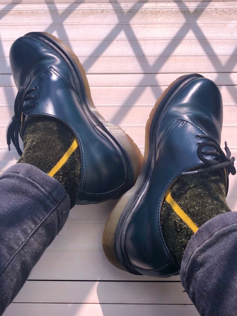 ブラック系のデニムパンツ、ブルー系のその他シューズ、グリーン系のソックス/靴下を着用したメンズの秋コーディネートの1枚目の写真