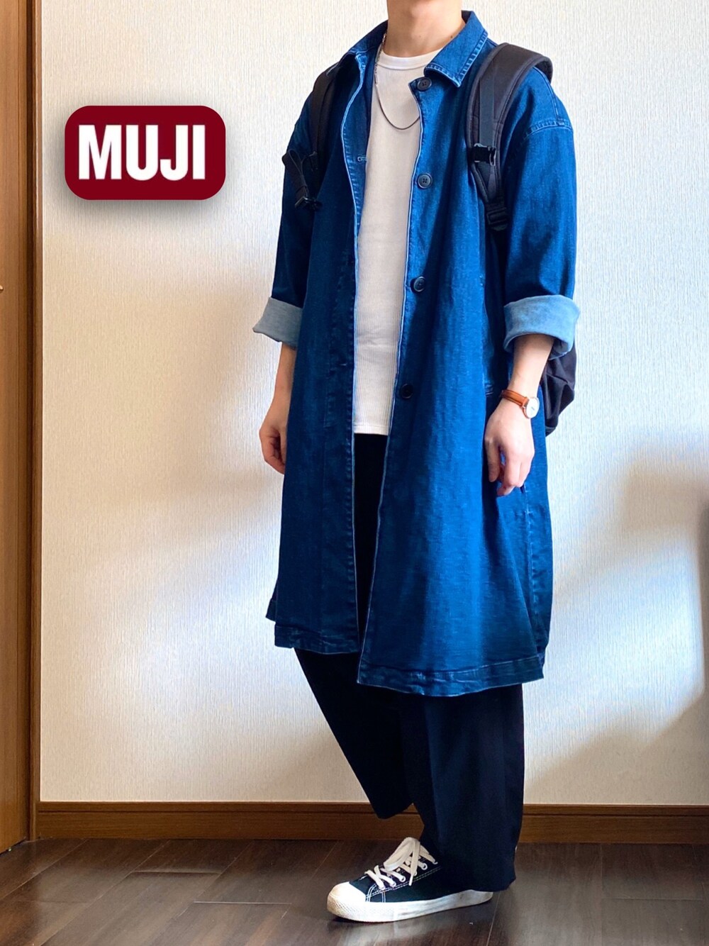 「オーバーサイズ、ワイドパンツ、アースカラー、ブルー、春アウター、無印良品、デニム、レディース、低身長、黒リュック」｜「無印良品のアイテム（ステンカラーコート、ブルー系）」を使った、O$A158 相互フさん（メンズ・159cm）の春コーディネートの1枚目の写真