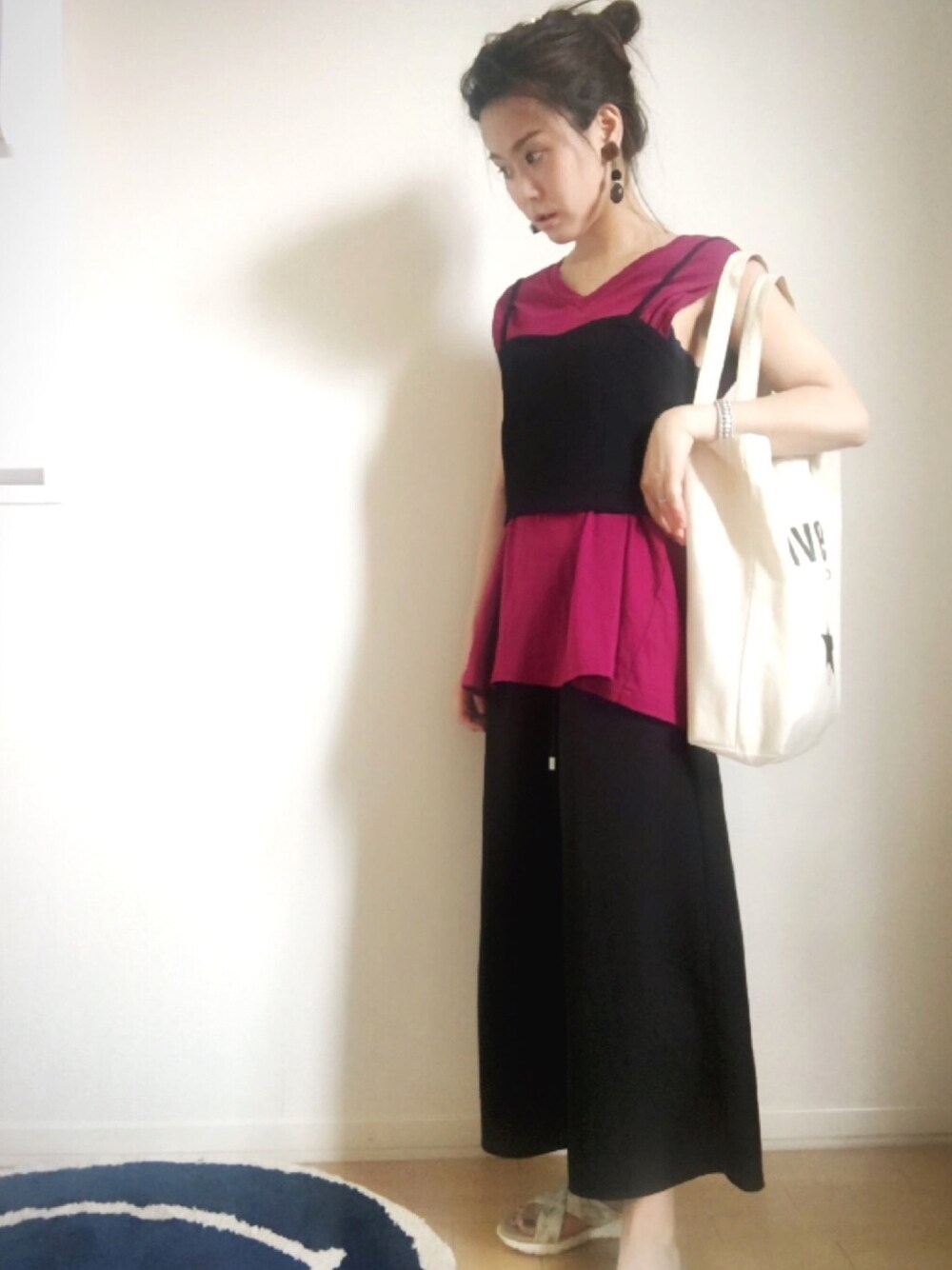 ブラック系のチューブトップ、ホワイト系のサンダル、パープル系のTシャツ/カットソーを着用したレディースの夏コーディネートの1枚目の写真