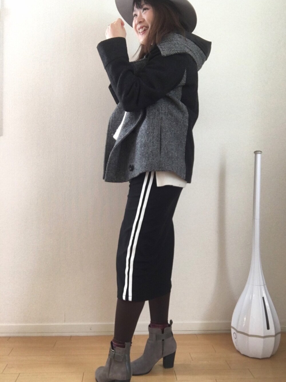 「ラインスカート、タイトスカート、ハリスツイード、低身長、モノトーン」｜「COLE HAANのアイテム（ブーツ、グレー系）」を使った、舞桜さん（レディース・149cm）の冬コーディネートの1枚目の写真