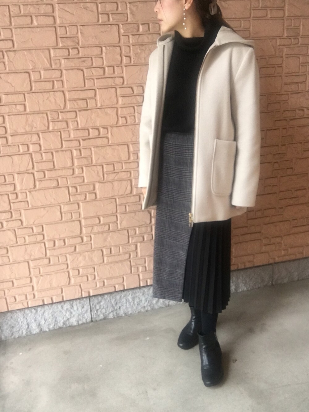 「モノトーン、アシンメトリー、秋冬コーデ、シンプルコーデ、低身長コーデ、通勤コーデ」｜「IENAの二重織シャルム ショート丈コート◆（その他アウター、ホワイト系）」を使った、舞桜さん（レディース・149cm）の秋コーディネートの1枚目の写真