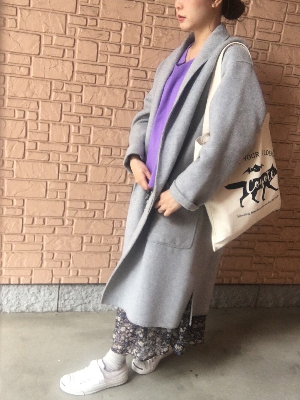 「ガウンコート、ラベンダー、オトナ女子、ジャックパーセル、低身長」｜「JOURNAL STANDARD relumeのTWリバー ハンドメイドガウン_#（その他アウター、グレー系）」を使った、舞桜さん（レディース・149cm）の秋コーディネートの1枚目の写真