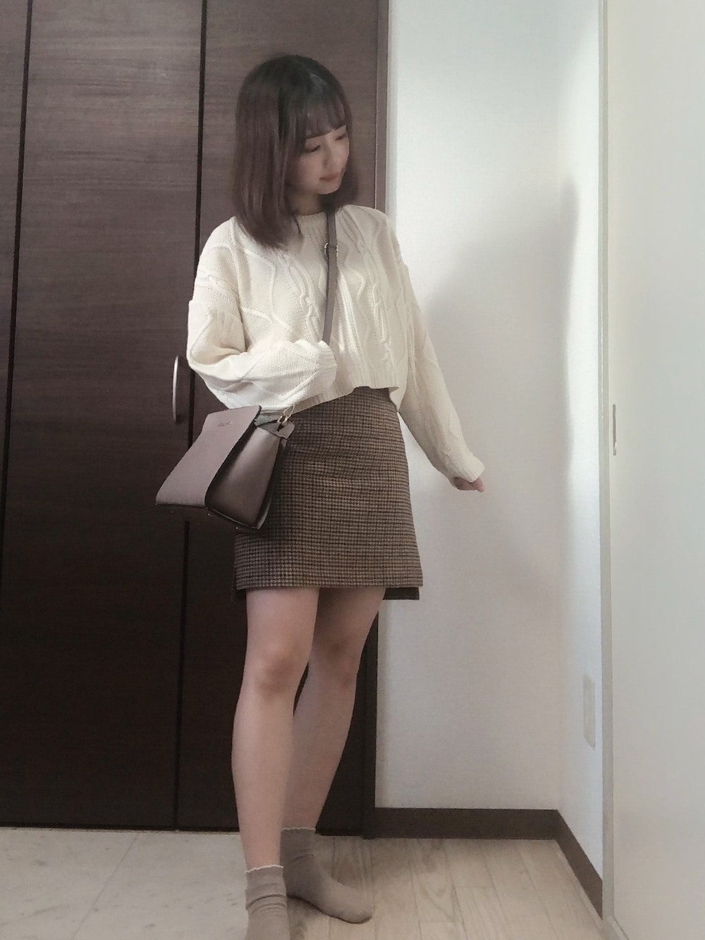 「秋コーデ、ベージュ、ブラウン、韓国ファッション、おしゃれさんと繋がりたい」｜「DHOLICのアイテム（ニット/セーター、ホワイト系）」を使った、mimoさん（レディース・158cm）の秋コーディネートの1枚目の写真