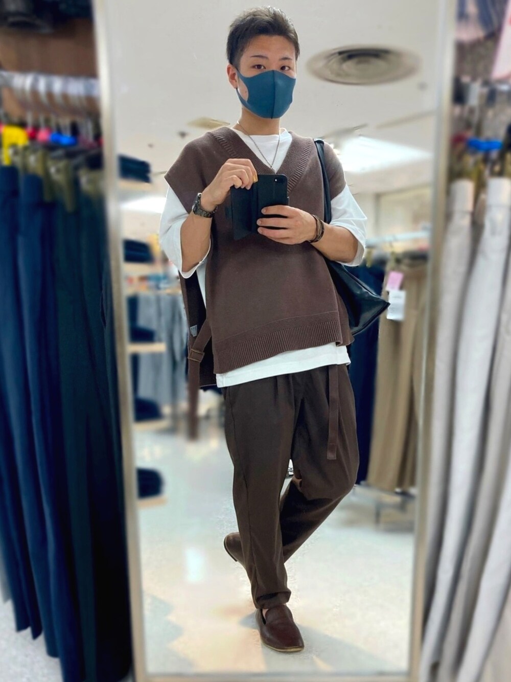 ブラウン系のベスト、ブラック系のバッグ、ホワイト系のTシャツ/カットソーを着用したメンズの夏コーディネートの1枚目の写真