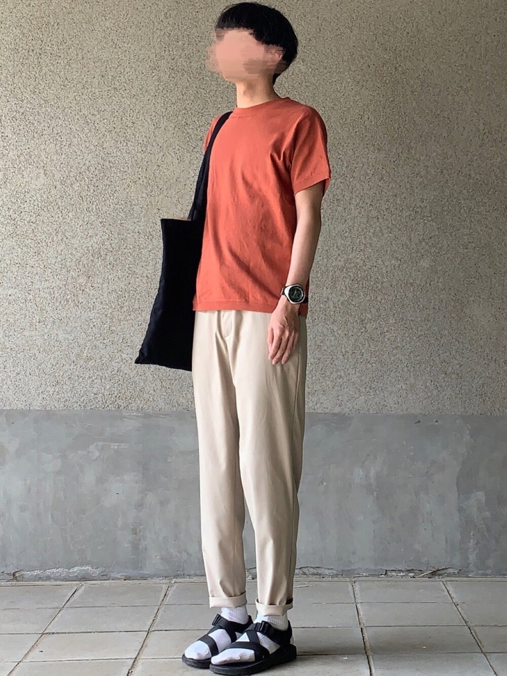 「半袖デビュー、シンプルコーデ、夏コーデ、Tシャツ、テラコッタ、トートバッグ、スポーツサンダル、スポサン、スポサン×靴下、MHL.」｜「URBAN RESEARCH DOORS MENSのアイテム（Tシャツ/カットソー、オレンジ系）」を使った、はるさん（メンズ・178cm）の春コーディネートの1枚目の写真