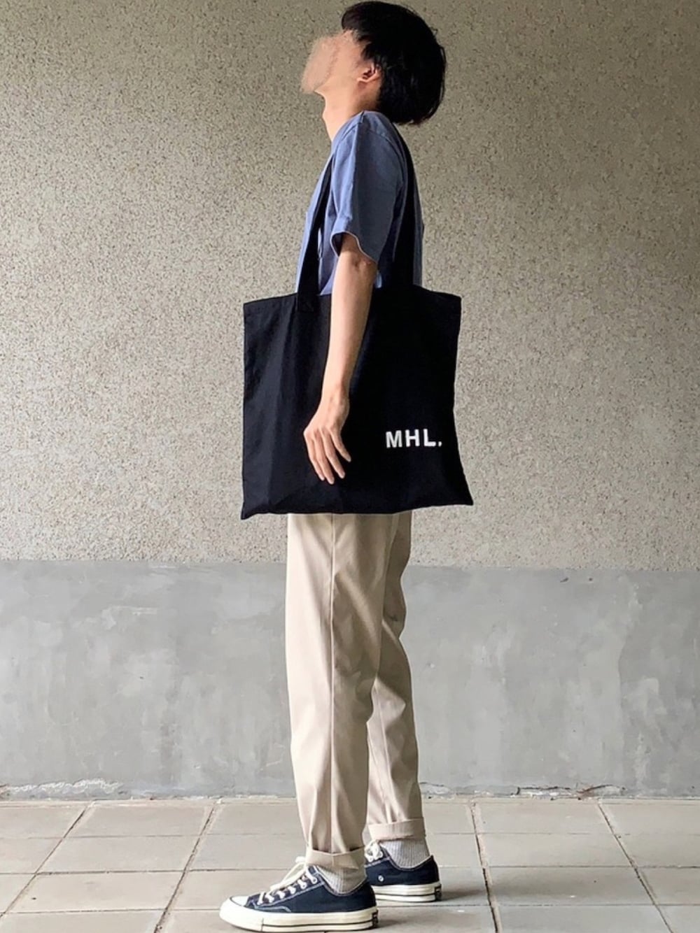 「シンプルコーデ、夏コーデ、ポケットＴシャツ、ブルー、Steven Alan、トートバッグ、ロールアップ、CT70s、コンバース、MHL.」｜「Steven Alanの＜Steven Alan＞ TRKY 1POC CREW SSL/Tｼｬﾂ ◆（Tシャツ/カットソー、ブルー系）」を使った、はるさん（メンズ・178cm）の春コーディネートの1枚目の写真