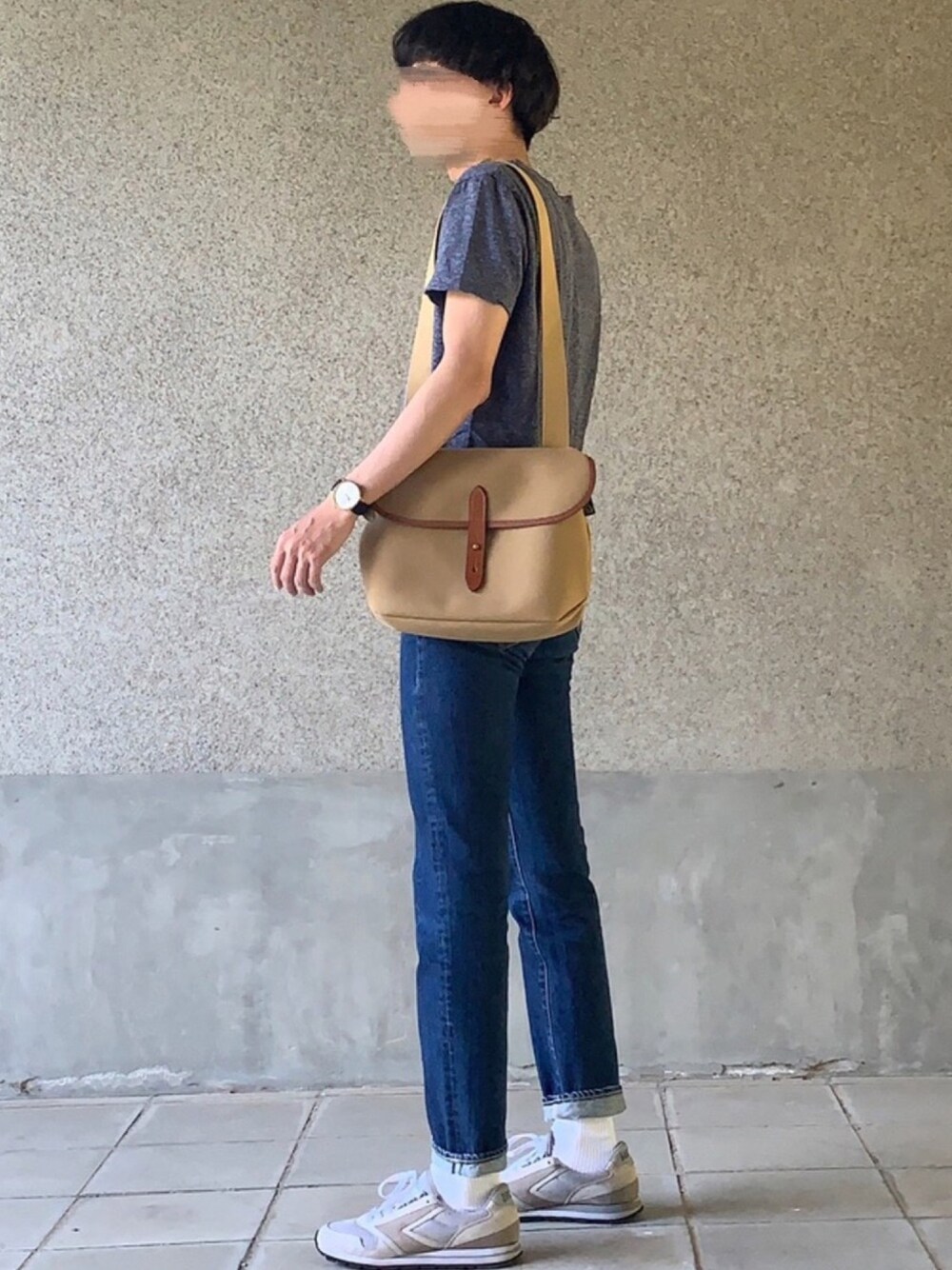 「夏コーデ、シンプルコーデ、Bshop、Tシャツ、オーシバル、orcival、デニムパンツ、ジーンズ、BRADY、ベージュ」｜「ORCIVALの【ORCIVAL(オーシバル)】5ポケットジーンズ IDG（デニムパンツ、ブルー系）」を使った、はるさん（メンズ・178cm）の春コーディネートの1枚目の写真