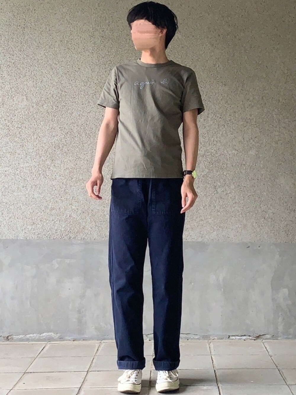 「シンプルコーデ、ロゴT、agnes b.、アニエスベー、カーキ、ワイドパンツ、イージーパンツ、MHL.、converse、CT70s」｜「MHL.のYARN DYE HEAVY TWILL（その他パンツ、ブルー系）」を使った、はるさん（メンズ・178cm）の春コーディネートの1枚目の写真