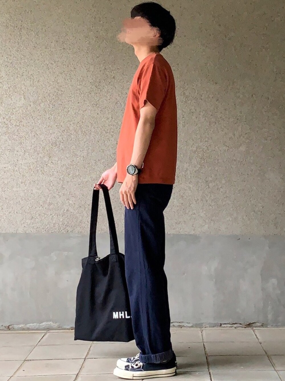「シンプルコーデ、夏コーデ、Tシャツ、テラコッタ、トートバッグ、ワイドパンツ、MHL.、converse、CT70s」｜「MHL.のYARN DYE HEAVY TWILL（その他パンツ、ブルー系）」を使った、はるさん（メンズ・178cm）の春コーディネートの1枚目の写真