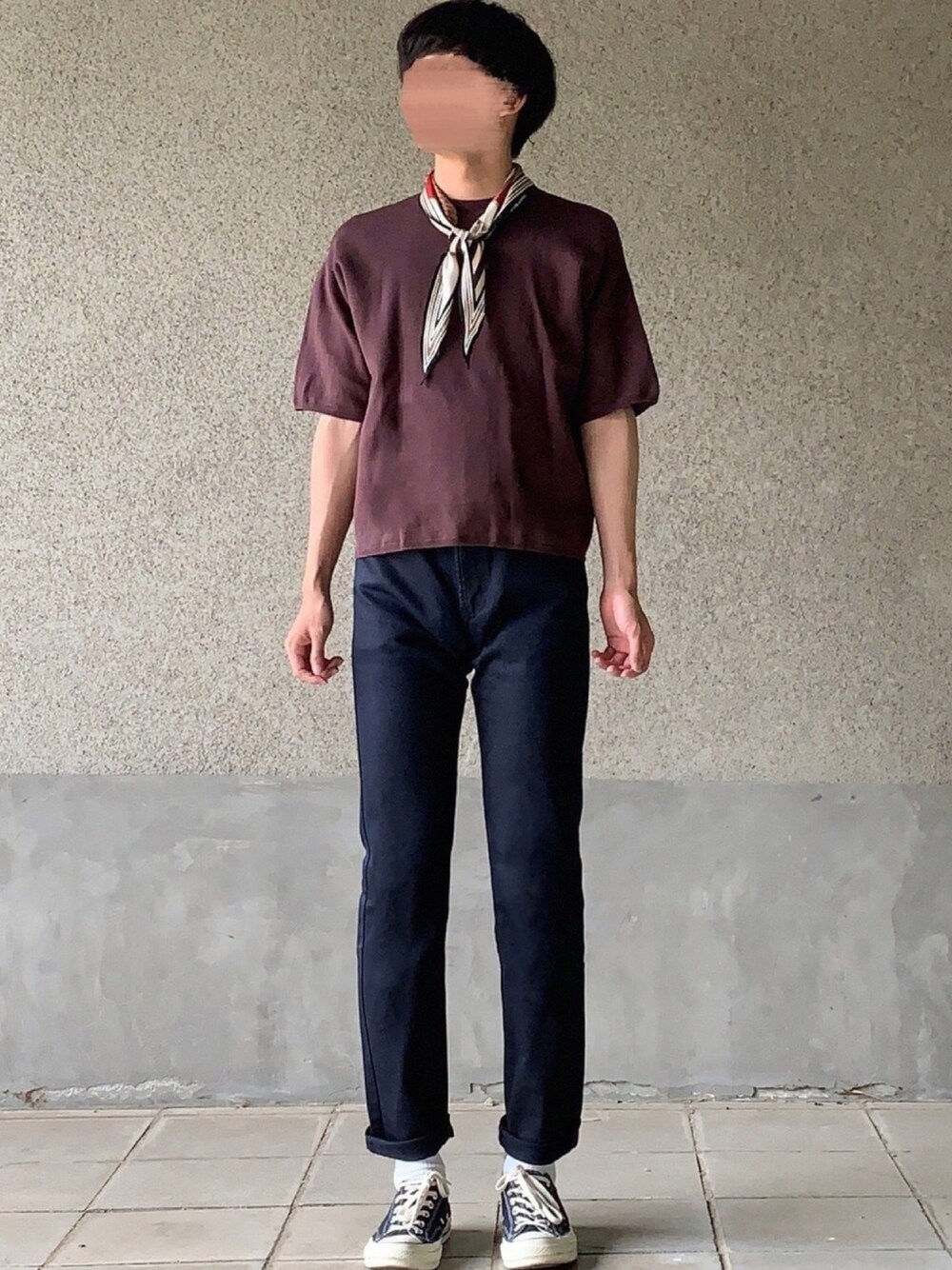 「シンプルコーデ、夏コーデ、Steven Alan、サマーニット、ブラウン、スカーフ、スカーフアレンジ、スカーフスタイル、converse、CT70s」｜「Steven Alanの＜Steven Alan＞ SMTH CREW SSL/ﾆｯﾄ ◆（ニット/セーター、ブラウン系）」を使った、はるさん（メンズ・178cm）の夏コーディネートの1枚目の写真