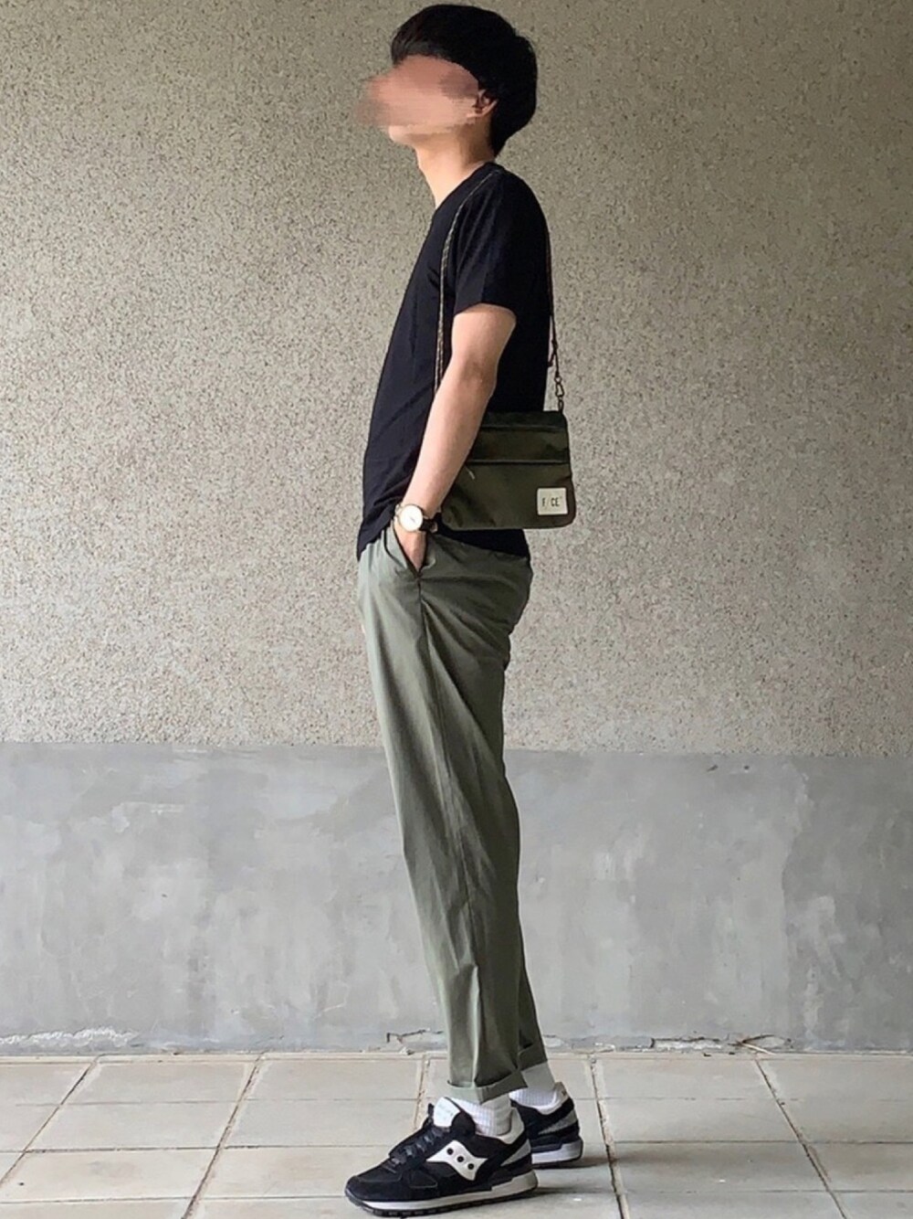 「夏コーデ、黒Tシャツ、UNIQLO、ユニクロ、ブラック×カーキ、サコッシュ、F/CE.、saucony、サッカニー」｜「UNIQLOのスーピマコットンクルーネックT（半袖）（Tシャツ/カットソー、ブラック系）」を使った、はるさん（メンズ・178cm）の夏コーディネートの1枚目の写真