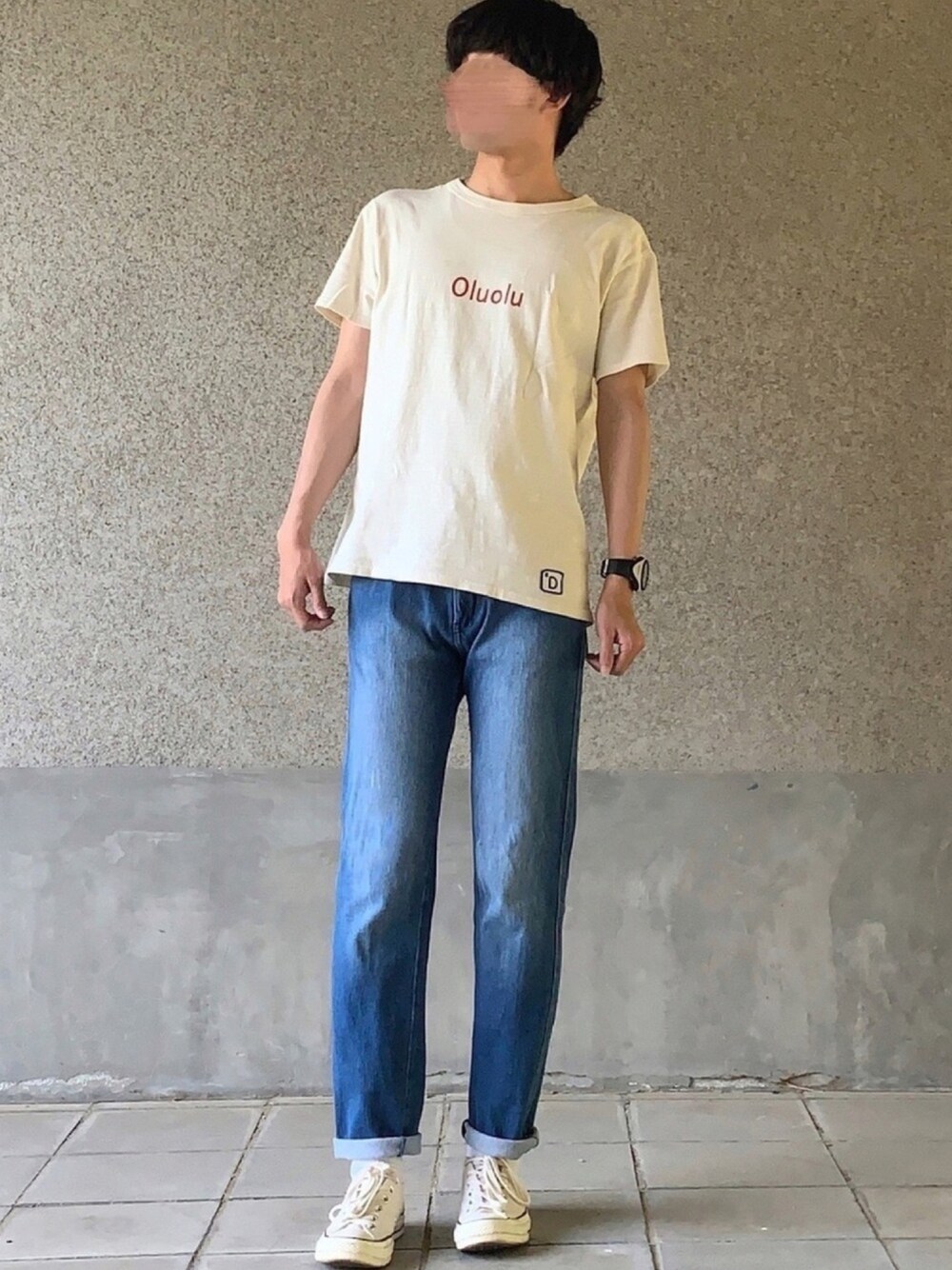 「夏コーデ、シンプルコーデ、ロゴT、ハワイ、Tシャツ、SUUNTO、デニムパンツ、CT70s、converse、白スニーカー」｜「URBAN RESEARCH DOORSのDOORS melelana半袖TEE MENS（Tシャツ/カットソー、ホワイト系）」を使った、はるさん（メンズ・178cm）の夏コーディネートの1枚目の写真