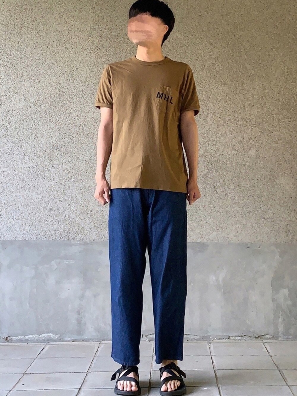 「夏コーデ、ゆるコーデ、ロゴT、ポケットＴシャツ、MHL.、ワイドデニム、ワイドパンツ、スポーツサンダル、chaco」｜「MHL.のPRINTED JERSEY（Tシャツ/カットソー、ベージュ系）」を使った、はるさん（メンズ・178cm）の夏コーディネートの1枚目の写真