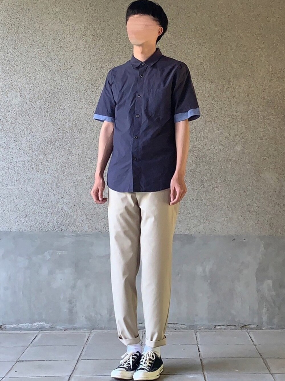 「夏コーデ、シンプル、レイヤードスタイル、レイヤード、A.P.C.、シャツ、半袖シャツ、ネイビー、converse、CT70s」｜「A.P.C.のCHEMISE ANDREAS 17E（シャツ/ブラウス、ブルー系）」を使った、はるさん（メンズ・178cm）の夏コーディネートの1枚目の写真