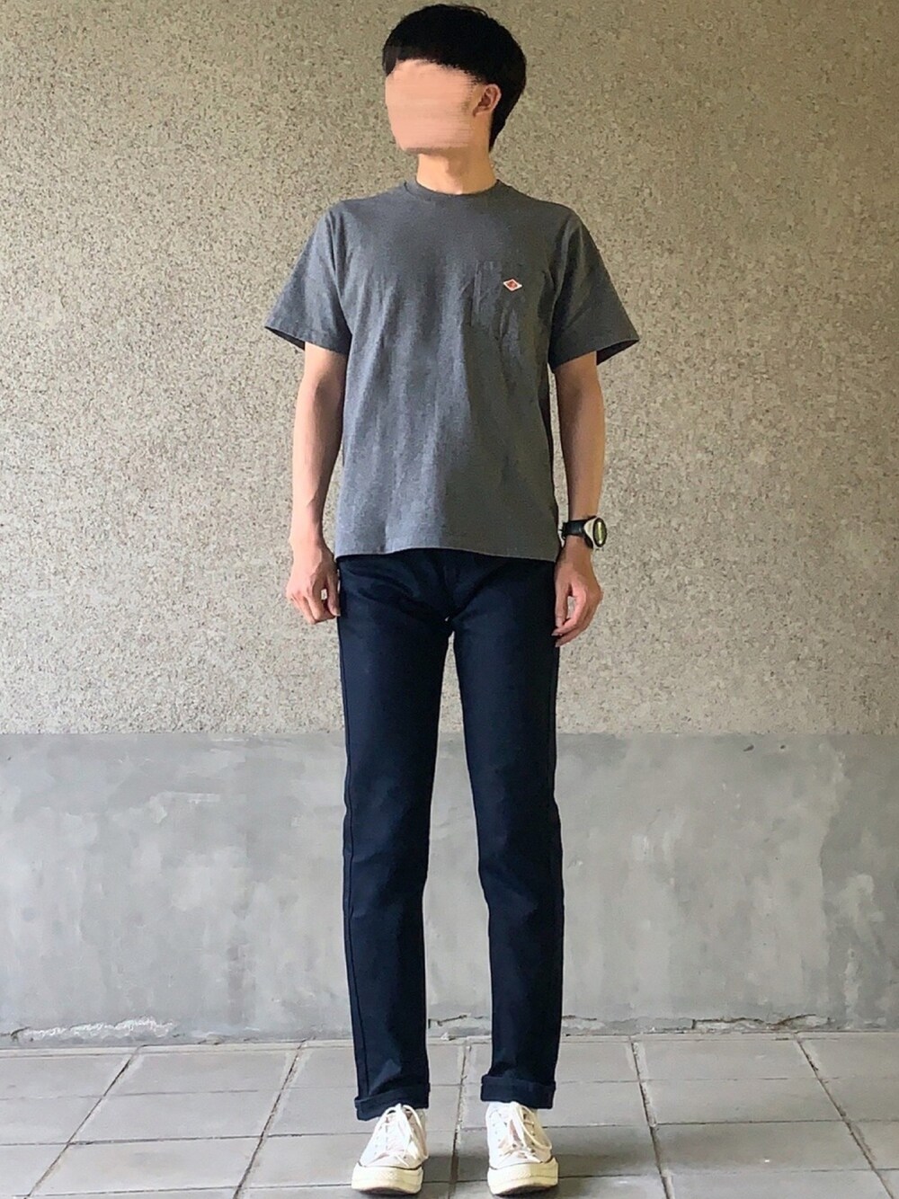 「Danton、シンプルコーデ、Tシャツ、ポケットＴシャツ、ロゴT、チャコールグレー、converse、CT70s、白スニーカー、夏コーデ」｜「DANTONのDANTON / ロゴ ポケット Tシャツ（Tシャツ/カットソー、グレー系）」を使った、はるさん（メンズ・178cm）の夏コーディネートの1枚目の写真