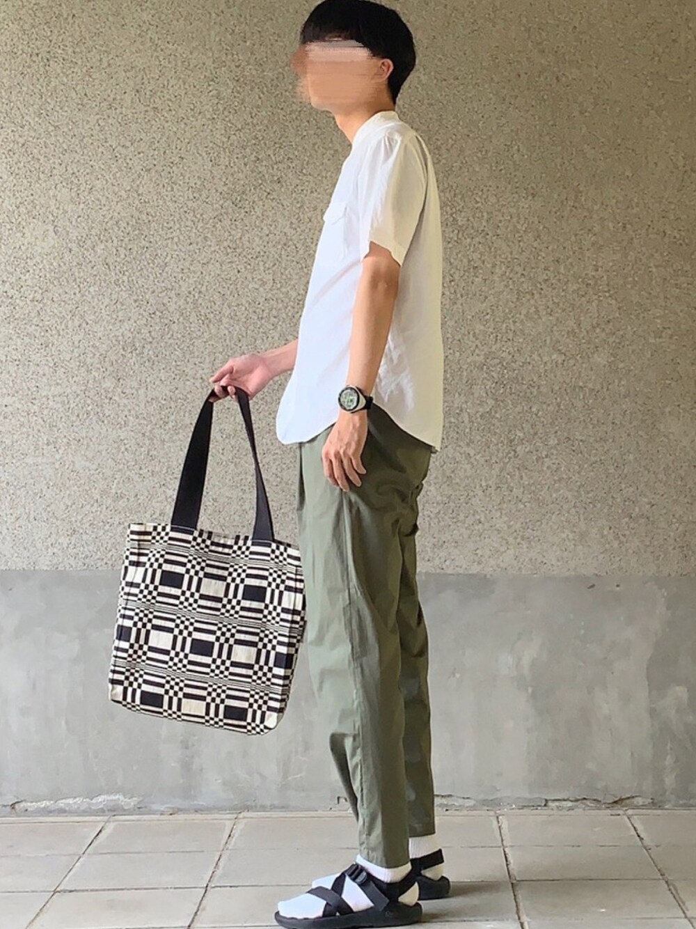 「シンプルコーデ、バンドカラーシャツ、白シャツ、シャツ、半袖シャツ、ヨハンナグリクセン、chaco、白コーデ、白ソックス、カーキパンツ」｜「Johanna Gullichsenのアイテム（トートバッグ、ホワイト系）」を使った、はるさん（メンズ・178cm）の夏コーディネートの1枚目の写真